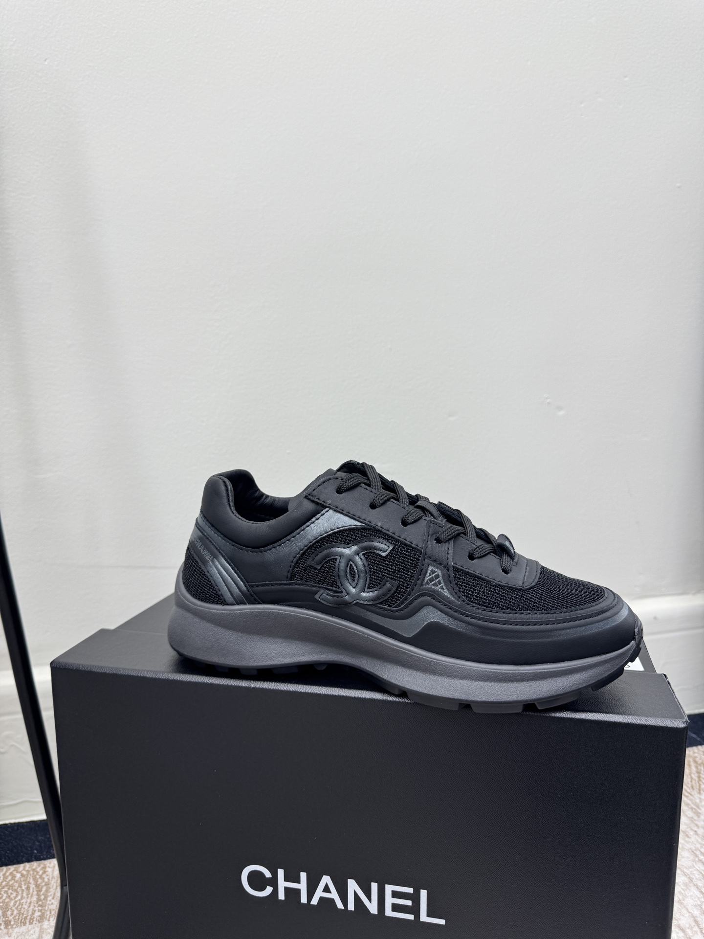 NO:681423,(Top version) Grandma's thick-soled silver-corner biscuit shoes are a new retro series, presenting a relaxed posture and lightness to start the summer journey. Continuing the iconic deconstructed silhouette, the shoe body is presented with simple three-dimensional lines and double A logo. The upper is covered with breathable canvas fabric, and the upper layer is injected with softness to enhance the foot feel. It adopts a thick rubber sole with geometric texture and rubber edging details. The leg-lengthening effect is comparable to leg plastic surgery. It can easily hold the legs in various styles. It can be worn casually!  Upper material, special craft material + mesh, lining material, sheepskin, outsole; TPU combination outsole, size 35-41 (41 customized), casual shoes/sports shoes, sneakers, sheepskin19860909（顶级版本） 香奶奶厚底银角饼干鞋 全新复古系列,呈递松弛之姿,轻盈于形开启盛夏之旅. 延续标志性解构化廓形,鞋身以简约立体线条及双A logo呈现,鞋面覆盖透气帆布面料,注入上层柔软提升脚感,采用廓形橡胶厚底,几何纹理点缀橡胶包边细节.增高拉腿效果堪比腿部整形 巨显腿细腿长各种风格都能轻松hold住 随便搭！ 鞋面材质特殊工艺材质+网 内里材质羊皮 大底；TPU组合大底 码数35-41（41定做）,休闲鞋/运动鞋,sneakers,sheepskin,Women's Shoes