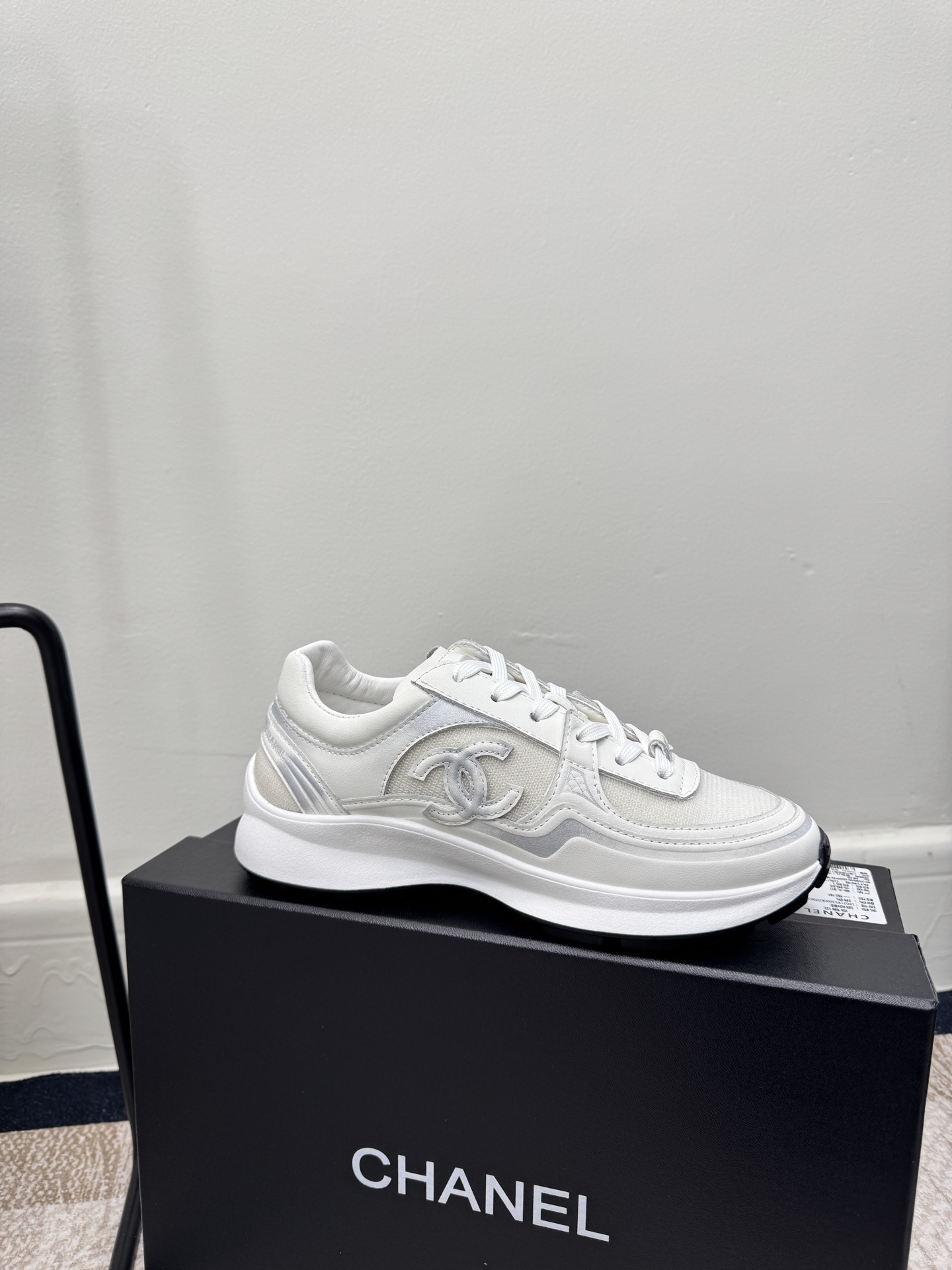 NO:667842,First released for women, sizes 35-39/34.40.41, non-refundable, Grandma thick-soled silver biscuit shoes, a new retro series, showing a relaxed posture, light and light to start the summer journey. Continuing the iconic deconstructed silhouette, the shoe body is presented with simple three-dimensional lines and double A logo, the upper is covered with breathable canvas fabric, injected with upper layer softness to improve the foot feel, using a thick rubber sole, geometric texture embellished with rubber edging details. The leg-lifting effect is comparable to leg plastic surgery  Huge legs, slim legs, and long legs can be easily held in various styles. You can wear them with you!  Upper material: cowhide; lining material: sheepskin, casual shoes/sports shoes, sneakers, cowhide, sheepskin19860909先出女款 码数女35-39/34.40.41不退换 香奶奶厚底银角饼干鞋 全新复古系列,呈递松弛之姿,轻盈于形开启盛夏之旅. 延续标志性解构化廓形,鞋身以简约立体线条及双A logo呈现,鞋面覆盖透气帆布面料,注入上层柔软提升脚感,采用廓形橡胶厚底,几何纹理点缀橡胶包边细节.增高拉腿效果堪比腿部整形 巨显腿细腿长各种风格都能轻松hold住 随便搭！ 鞋面材质牛皮 内里材质羊皮,休闲鞋/运动鞋,sneakers,cowhide,sheepskin,Women's Shoes