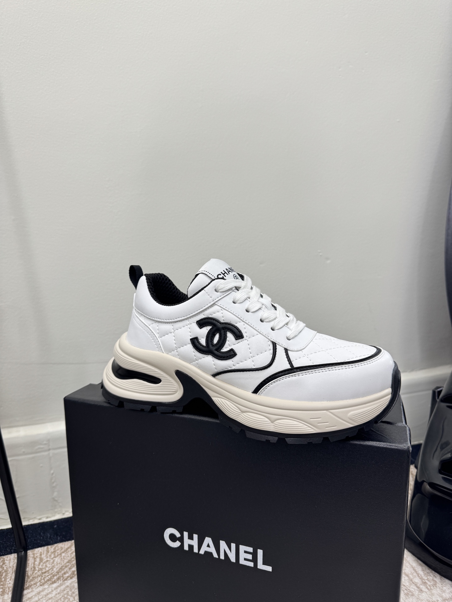 NO:681447,(Top version) Chanel 25C new Chanel sports and casual shoes. Versatile white shoes. You can’t go wrong with the style. The contrasting color matching is full of vitality. The logo embossed on the side is very delicate on the feet. Original customized material for the upper. Original outsole, casual shoes/sports shoes, chanel, chanel, sneakers19860909（顶级版本） Chanel 25C新款香奈儿运动休闲鞋 百搭小白鞋 款式搭配不会出错 撞色搭配活力满满啊 侧面压印logo 上脚很秀气 鞋面原版定制材料 原版大底,休闲鞋/运动鞋,chanel,chanel,sneakers,Women's Shoes