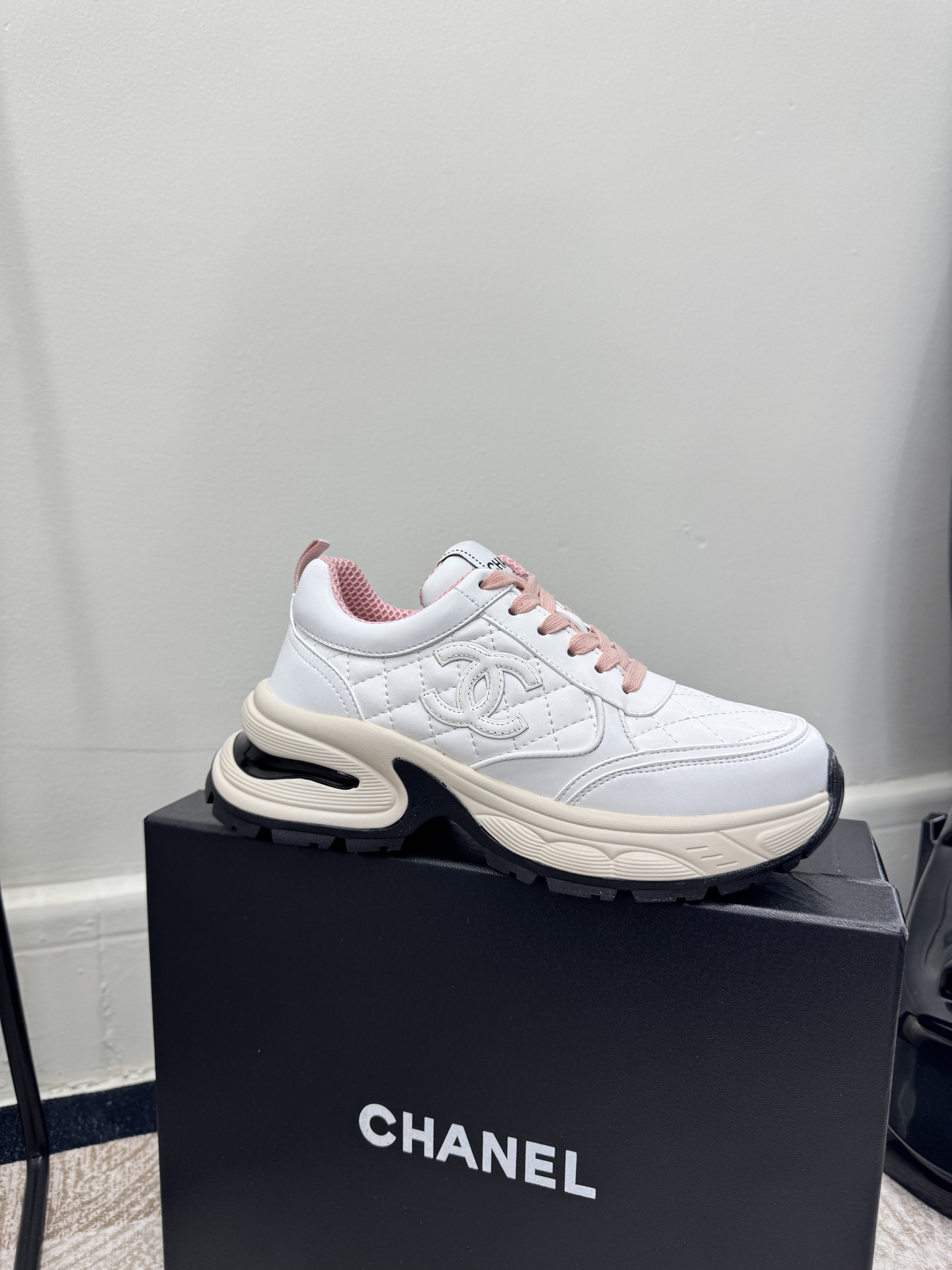 NO:681452,(Top version) Chanel 25C new Chanel Wang sports and casual shoes. Versatile white shoes. You can’t go wrong with the styles. The contrasting colors are full of vitality. The logo embossed on the side is very delicate on the feet. Original custom materials for the upper. Original outsole, casual shoes/sports shoes, chanel, chanel, alexander wang, sneakers19860909（顶级版本） Chanel 25C新款香奈儿大王运动休闲鞋 百搭小白鞋 款式搭配不会出错 撞色搭配活力满满啊 侧面压印logo 上脚很秀气 鞋面原版定制材料 原版大底,休闲鞋/运动鞋,chanel,chanel,alexander wang,sneakers,Women's Shoes