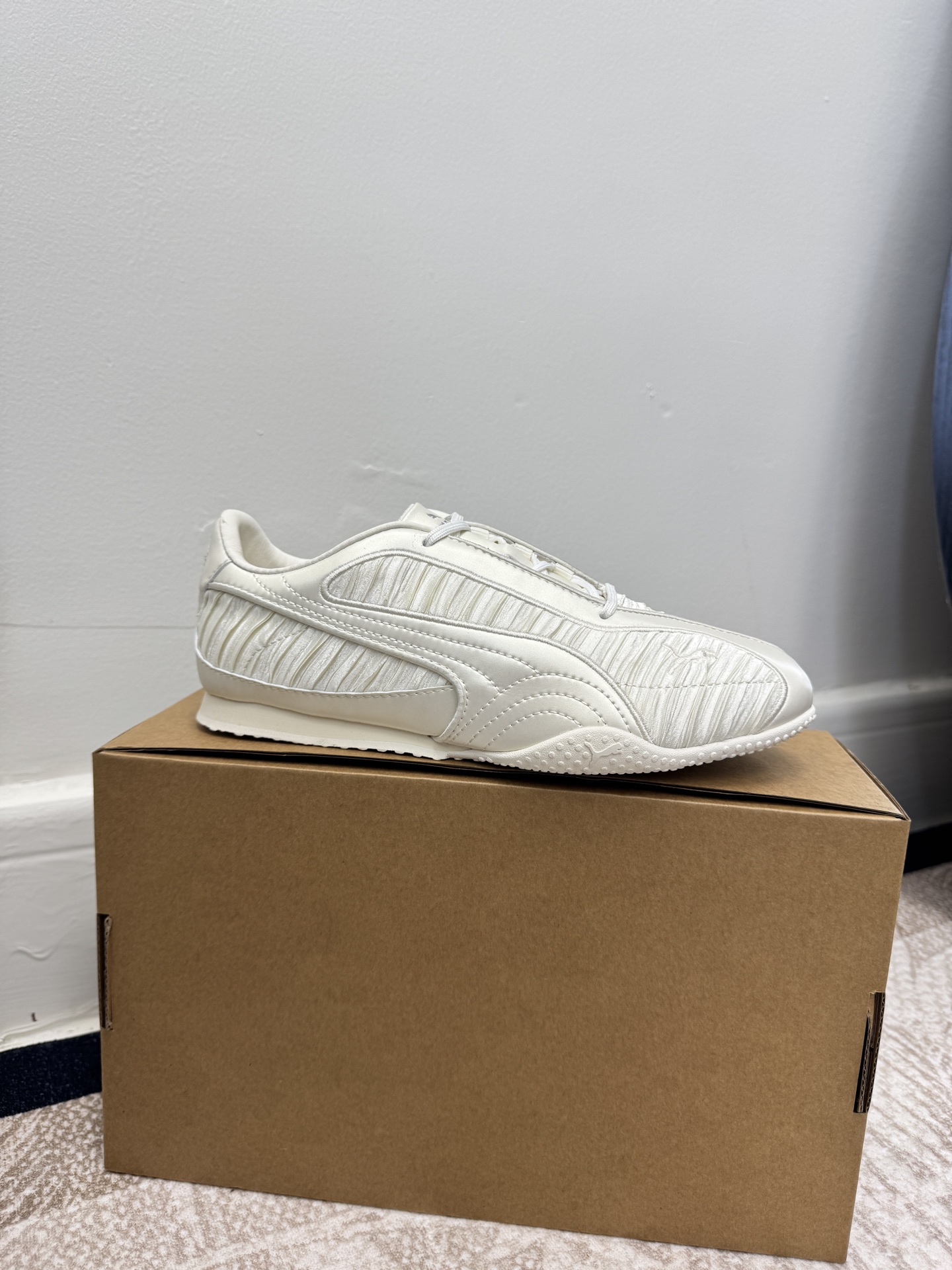 NO:667838,SIZE35-40 (40 sizes are custom-made and non-returnable) Pum* 25ss retro pleated design sports casual shoes take the design route of retro football shoes, combining the classic sports shoe shape with modern texture, which not only has a retro trend, but also can be worn for daily wear. The upper is made of textured embossed material, with bright splicing, which is visually layered and has a high-quality texture; black and white are simple and versatile.  Low top + streamlined shoe body, the shoe shape is pedicure-oriented, retaining the comfort of sports style without looking bulky, suitable for daily wear with casual wear and light sports style. Flat bottom + soft sole, comfortable walking; light body, taking into account the functionality of sports shoes and the casual sex of casual shoes. The upper is imported pearl calfskin/original cloth, the lining is mesh, the outsole is rubber outsole, increased by 2cm, casual shoes/sports shoes, sneakers, cowhide19860909SIZE35-40码（40码定制不退换） Pum* 25ss 复古褶皱设计运动风休闲鞋 走复古足球鞋的设计路线,将经典运动鞋型与现代质感结合,既有复古潮流感,又能兼顾日常穿搭.鞋面采用纹理压纹材质,搭配亮面拼接,视觉上有层次且质感高级；黑白双色都是简约百搭款. 低帮+流线型鞋身,鞋型偏修脚,既保留了运动款的舒适感,又不会显得笨重,日常搭配休闲装、轻运动风都合适.平底+柔软鞋底,走路脚感舒适；鞋身轻便,兼顾了运动鞋的功能性和休闲鞋的随性感. 鞋面进口珍珠小牛皮/原版布 内里网里 大底橡胶大底 增高2cm,休闲鞋/运动鞋,sneakers,cowhide,Women's Shoes