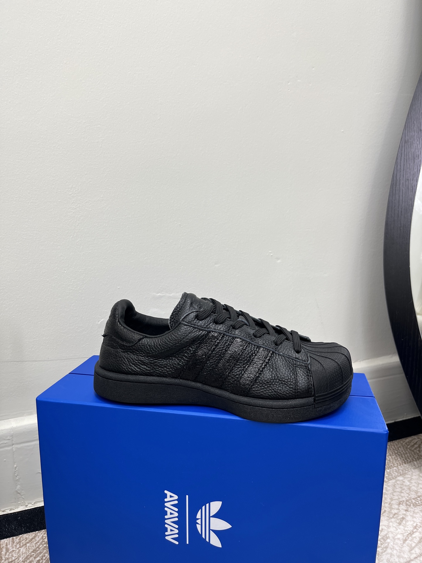 NO:667851,Size35-39 (40.41 custom-made, non-returnable) adidas co-branded avavav 25ss shell toe skate shoes. Different from the last collaboration, this time the shell toe body is directly enlarged and widened, becoming a complete fashion 'square toe shell toe', which perfectly combines fashion attributes and sports trends!  The shoe last and toe are widened, and the lining/tongue/sole is made of high-standard full leather. All leather surfaces are first-layer cow leather, which makes it truly a square-toed 'leather shoe.' The retro feel is still white and red. If you need versatile properties, black will not disappoint you. The matchability is definitely top of the list for sneakers. The shoe box is also a special shoe box made by Tiandi Cover. The twisted shape is a bit like a mirror. It is enough for a pure blue-blooded person to collect. Upper calf leather, inner cowhide  Outsole rubber outsole, casual shoes/sports shoes, adidas, sneakers, cowhide19860909Size35-39（40.41订做不退换） adidas 联名 avavav 25ss 贝壳头 滑板鞋 不同于上次联名,这次直接在贝壳头本体上加大加宽,成为了时尚完全体“方头贝壳头”,把时装属性和运动潮流揉合的恰到好处! 鞋楦和鞋头都有加宽,内衬/鞋舌/鞋垫更是高规格的全皮,所有皮面都是头层牛皮革,这下真成方头“皮鞋”了 复古感还是白红对味,如果需要百搭属性,黑色也不会让你失望,搭配性绝对是板鞋TOP了 鞋盒也是天地盖的特别鞋盒,扭曲的造型有点哈哈镜的感觉,纯正蓝血人可以收藏的程度 鞋面小牛皮 内里牛皮 大底橡胶大底,休闲鞋/运动鞋,adidas,sneakers,cowhide,Women's Shoes