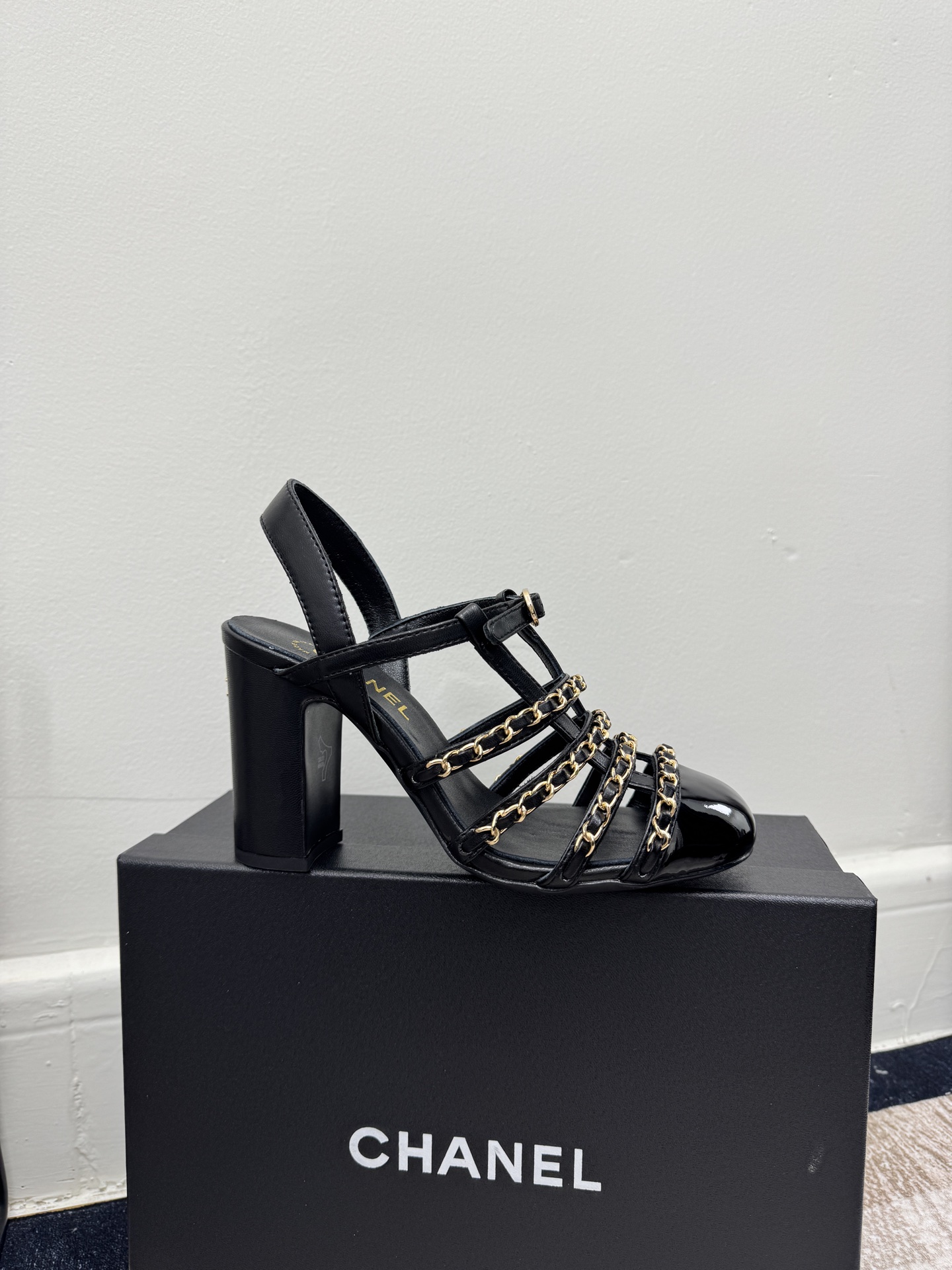 NO:667849,size 35-39 (customized for 40/41) CHANE*｜Xiaoxiang 26C early spring new camellia chain sandals in three heights. Inject the iconic camellia elements into a lazy pace, allowing the light luxury texture to be integrated into every free journey. The toe is decorated with three-dimensional carved camellia ornaments. The petal texture is clear and flexible, expressing the fresh tension of the moment, and showing the brand recognition in a low-key manner.  The metal double C logo and the camellia ornaments complement each other, continuing the brand's classics while showing more texture. The classic black and white main tone is suitable for various scenes. Paired with a white silk shirt and nine-point cigarette pants, it is an unassuming noble style on the commute. Paired with denim hot pants and simple suspenders, it unlocks the retro casualness of the street. Pair it with a light-colored floral skirt or beach cover-up, and it becomes the focus of elegance on vacation. It can be easily worn by sweet girls and royal sisters.  Versatility makes elegance unnecessary. The fabric is made of original custom leather. The lining is made of sheepskin. Italian imported genuine leather soles, sandals, chanel, sandals, skirts, shirts, sheepskin, real silk, Leather soles19860909size35-39（40/41定制） CHANE*｜小香 26C早春新品山茶花链条凉鞋三个高度 将标志性山茶花元素注入慵懒步调 让轻奢质感融入每一段自在行程. 夹趾处缀以立体雕琢山茶花饰件 花瓣纹路清晰灵动 放瞬间的鲜活张力 暗藏低调间尽显品牌辨识度. 金属双C标识与山茶花饰件相映成趣 延续品牌经典的同时 更显质感. 经典黑白主调适配多元场景 搭配白色真丝衬衫与九分烟管裤 是通勤路上不张扬的贵气格调 配牛仔热裤与简约吊带 解锁街头复古随性 搭浅色系碎花长裙或沙滩罩衫 又成度假时光里的优雅焦点 甜妹与御姐皆能轻松驾驭 百搭属性让奢雅无需刻意迁就 . 面料采用原版定制皮料 内里踮脚均为羊皮 意大利进口真皮大底,凉鞋,chanel,sandals,skirts,shirts,sheepskin,real silk,Leather soles,Women's Shoes