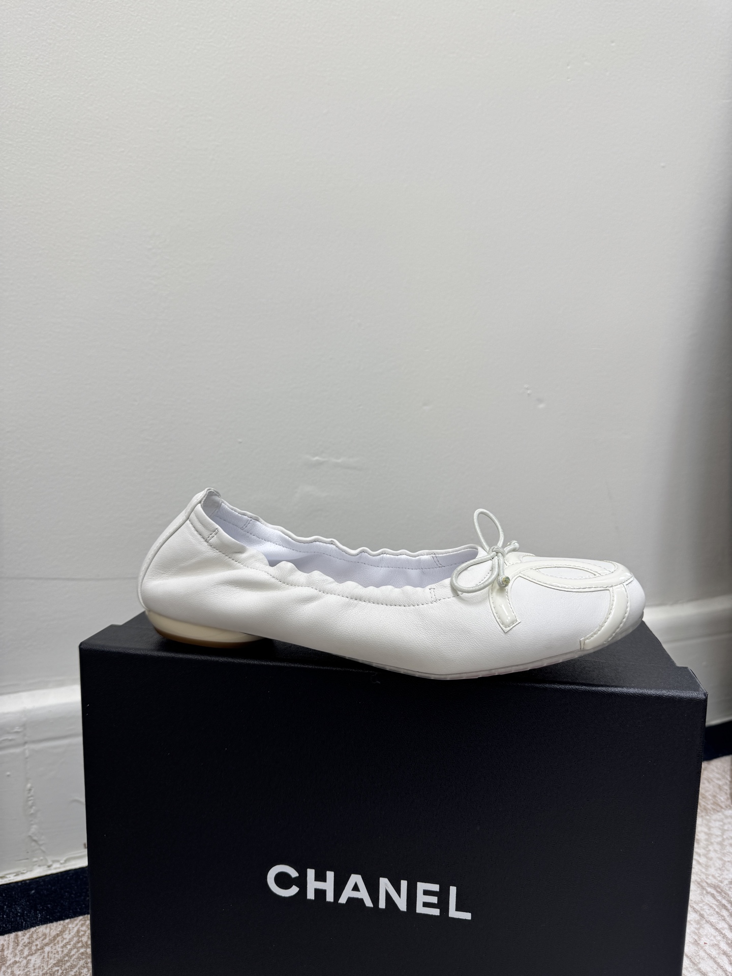 NO:667845,size 35-39 (customized for 40/41) CHANE*｜Xiaoxiang’s classic medieval diamond plaid bow ballet shoes. When the diamond pattern code encounters the agility of ballet, this pair of shoes becomes an elegant carrier through time. The upper is a delicate interpretation of the brand’s iconic diamond pattern. Each quilting embodies the handwork warmth of old craftsmen. It echoes the exquisite large double C logo on the toe, quietly telling the classic heritage.  The leather bow on one side of the shoe hangs down gently, swaying slightly when you walk, injecting a bit of softness and playfulness into the retro tone. It is Xiaoxiang's romantic intention hidden in the details. Whether it is paired with a retro plaid skirt to express French style or with nine-point suit pants to create a commuting style, it can be seamlessly connected with a low-key and elegant temperament, making daily wear a classic model that can withstand the scrutiny of time. The fabric is made of original customized lambskin, and the lining of the toes is made of imported wool.  Original molded custom anti-slip outsole, single shoes, chanel, skirts, business suit, sheepskin19860909size35-39（40/41定制） CHANE*｜小香经典中古菱格蝴蝶结芭蕾舞鞋 当菱格纹的密码邂逅芭蕾的灵动 这双单鞋便成了穿越时光的优雅载体. 鞋面是品牌标志性菱格纹的细腻演绎 每一道绗缝都沉淀着老工匠的手作温度 与鞋头精致的大双C标识相呼应 悄然诉说着经典的传承. 鞋身一侧的皮革蝴蝶结轻轻垂落 走路时随步伐微微晃动 为复古基调注入几分柔媚俏皮 恰是小香藏在细节里的浪漫心机 无论是搭配复古格纹裙演绎法式风情 还是配九分西装裤打造通勤格调 它都能无缝衔接 用低调奢雅的气质 让日常穿搭成为经得起岁月审视的经典范本. 面料采用原版定制小羊皮 内里踮脚均为进口羊毛 原版开模定制防滑大底,单鞋,chanel,skirts,business suit,sheepskin,Women's Shoes