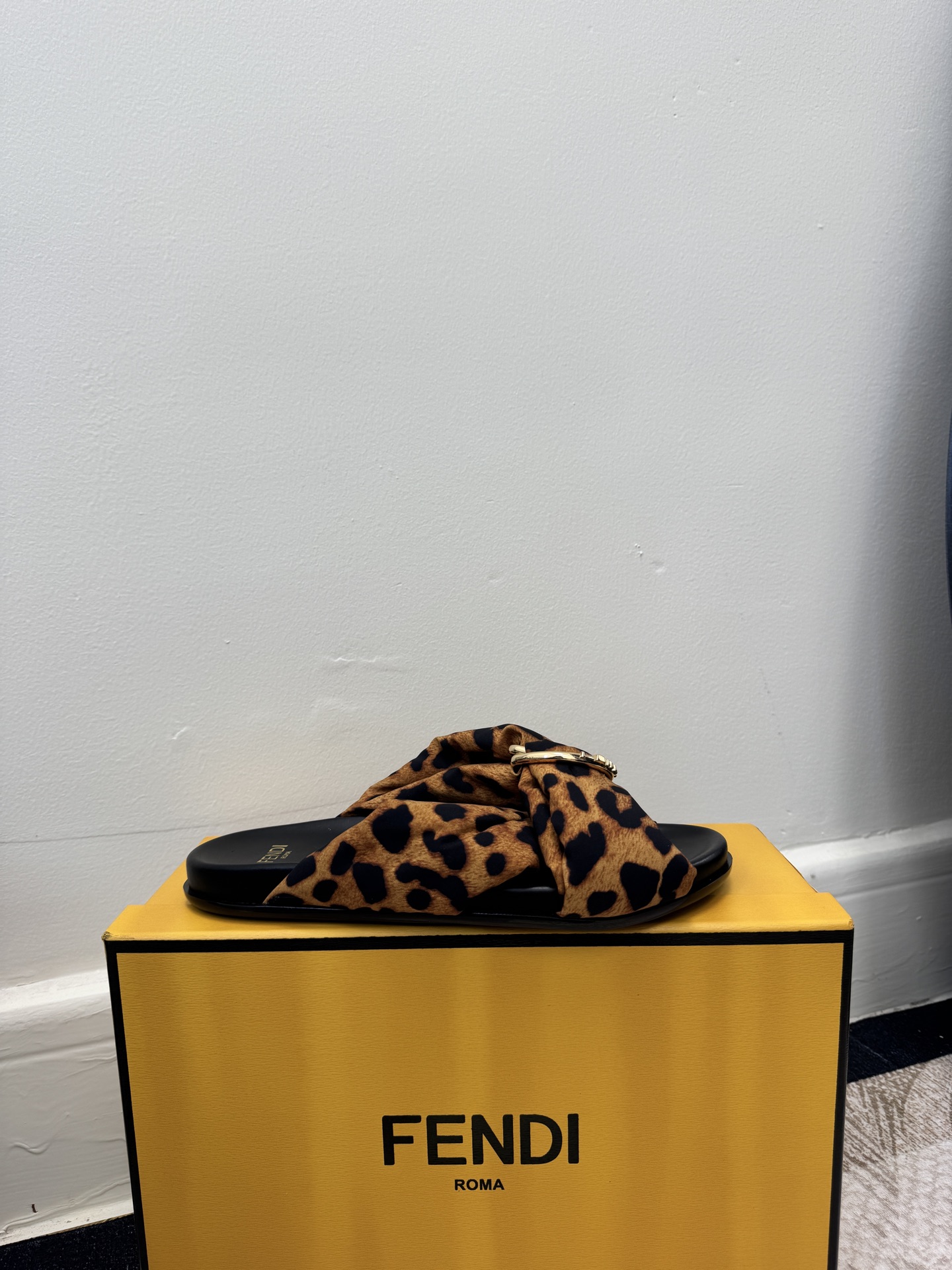 NO:670156,Sizes 35-46 (40.41 for women, 46 for men, custom made, non-returnable) Fendi 26 summer classic buckle slippers are so beautiful~ The iconic metal buckle comes with a high-gloss buff, which reveals an unconcealed sense of nobility in a low-key manner. You can recognize the luxury brand at a glance, and you can easily control the atmosphere!  It perfectly combines lazy leisure and high-end sophistication. Whether it is daily outing or walking on vacation, it can instantly enhance the style and texture. You can also wear it casually with a fashionable tone ~ Specially upgraded and customized original fabrics, soft and delicate touch, taller and slimmer legs, versatile and not picky in style. Customized original fabrics for fabrics. Customized original fabrics for linings, slippers, fendi, slippers.19860909码数35-46码（女40.41男46订做不退换）  Fendi 26夏经典扣饰拖鞋直接美到心巴～ 标志性金属扣饰自带高光buff,低调中透着藏不住的贵气感,一眼就能认出的奢牌辨识度,轻松拿捏氛围感！ 慵懒休闲与高级精致被它完美拿捏,不管是日常出街、度假遛弯,都能瞬间提升造型质感,随性穿搭也能穿出时髦腔调～ 特别升级定制原版面料,触感柔软细腻,显高显腿细,百搭不挑风格 面料定制原版布 内里定制原版布,拖鞋,fendi,slippers,Women's Shoes