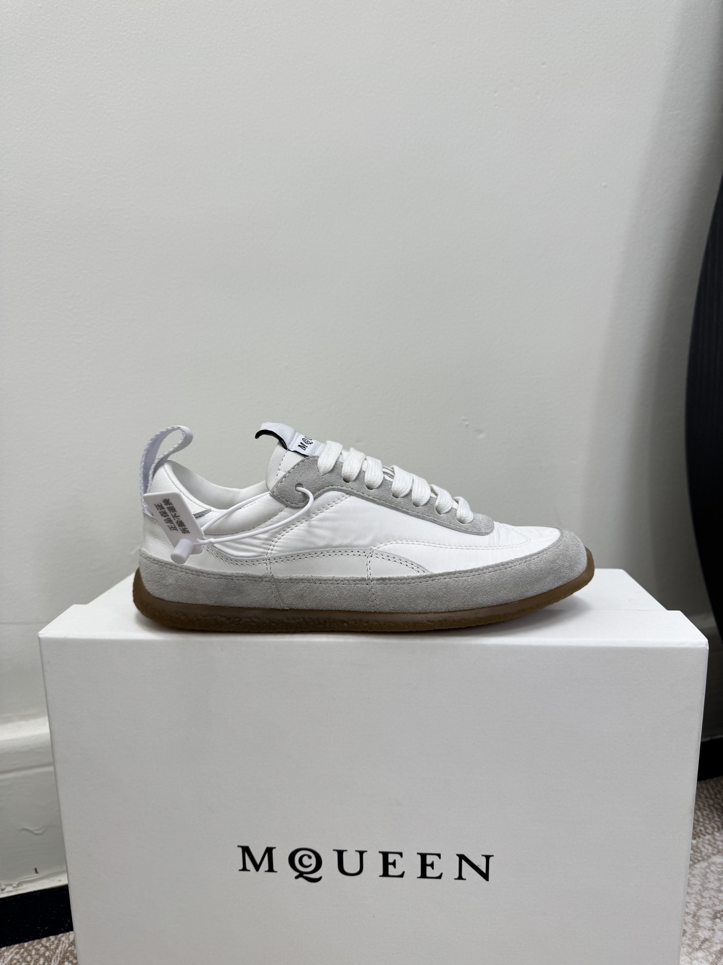 NO:706151,Sizes for women 35-40 (customized for 40) for men 39-45 (customized for 45) Alexander McQUEEN McQueen sneakers use a smooth round toe, made of white nylon and suede material, and the design presents a retro-style aesthetic. The shoes are decorated with topstitch details and are matched with the McQueen logo on the back. Round toe McQueen logo Heel strap Contrast rubber sole, casual shoes/sports shoes, alexander mcqueen, sneakers19860909码数女35-40(40定做)男39-45（45定做） Alexander McQUEEN 麦昆 德训鞋运动鞋  采用流畅的圆形鞋头,采用白色尼龙和绒面材质,设计呈现复古风格美感.鞋履饰有明线细节,搭配背面 McQueen标志. 圆头 McQueen标志 鞋跟拉带 撞色橡胶鞋底,休闲鞋/运动鞋,alexander mcqueen,sneakers,Women's Shoes