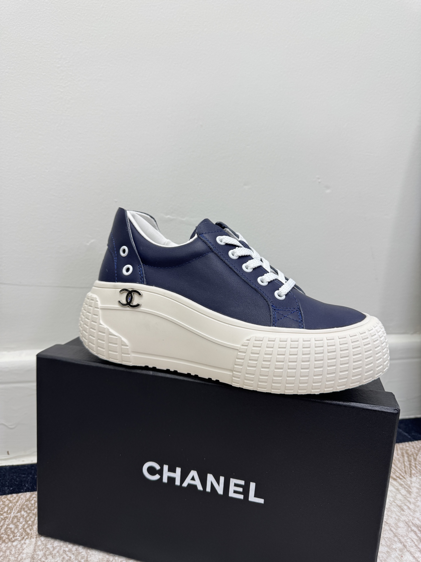 NO:706146,Size: Women's 35-41 fragrant granny bread shoes, old dirty shoes ~ Original calfskin panda shoes Chanel 25C Latest hot style Panda black and white sports shoes casual sneakers Xiaoxiang hot style items classic black and white panda color coco girls must pay Fabric: original customized mixed sheepskin lining: original imported breathable mesh lining outsole:  Original molded rubber + TPU combination, casual shoes/sports shoes, chanel, chanel, sneakers, cowhide, sheepskin19860909Size: 女款35-41 香奶奶面包鞋,做旧款脏脏鞋  ～原版小牛皮熊猫鞋 Chanel 香奈儿 25C 最新爆款 熊猫 黑白 运动鞋 休闲板鞋 小香 爆款单品 经典黑白 熊猫配色 coco女孩必要入款 面料: 原版定制混种羊皮 内里: 原版进口透气网里 大底: 原版开模橡胶+TPU组合,休闲鞋/运动鞋,chanel,chanel,sneakers,cowhide,sheepskin,Women's Shoes