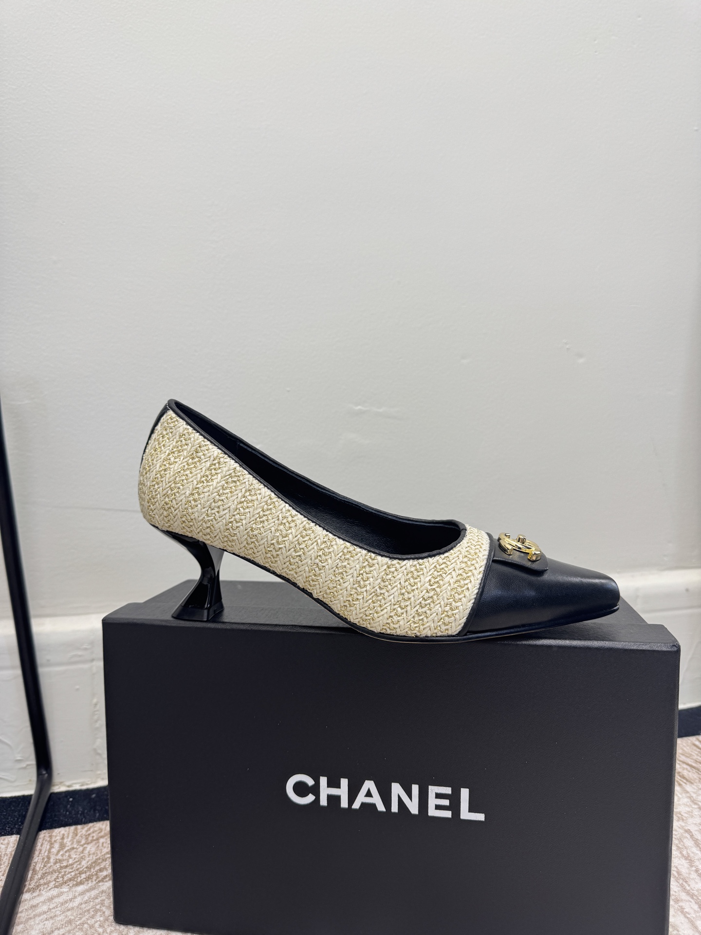 NO:706136,Size 35-39 (34, 40 customization is non-returnable) Chane* Coco pearl high-heeled slippers/shoes. The unique design shows the immortal Chane* style. The combination of pearls and tweed forms a clever contrast, which is straightforward and unstoppable. Fabric: woolen cloth/sheepskin, lining lambskin, heel height 8.5cm, Italian genuine leather outsole, high-heeled shoes, chanel, high  heels,slippers,sheepskin,Leather soles19860909码数35-39（34,40定制不退换） Chane* 小香奶奶coco珍珠高跟拖鞋/单鞋 独特的设计展示不朽的Chane*风格,珍珠与软呢的结合形成巧妙的对比,率性利落,魅力难挡. 面料呢布/羊皮 内里小羊皮 跟高8.5cm 鞋底意大利真皮大底,高跟鞋单鞋,chanel,high heels,slippers,sheepskin,Leather soles,Women's Shoes