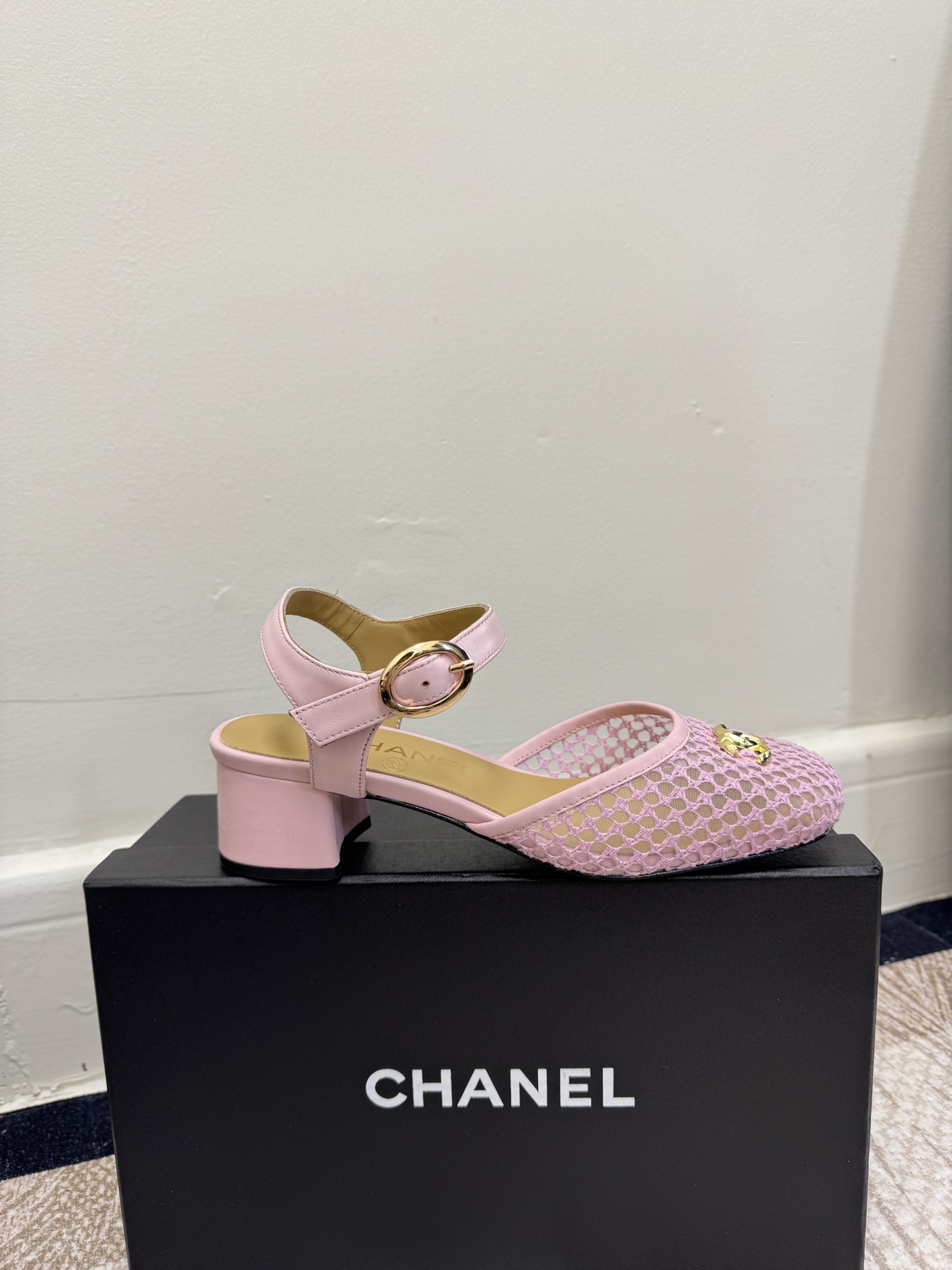 NO:706140,size 35-39 (customized for 40/41) CHANE*｜Xiaoxiang 26C early spring new sandals allow light luxury texture to be integrated into every comfortable journey. They are hidden and low-key to show the brand recognition. The metal double C logo continues the brand classics while showing more texture. The classic black and white main color is suitable for various scenes. Paired with a white silk shirt and nine-point cigarette pants, it is an unobtrusive noble style on the commute. Paired with denim hot pants and simple suspenders.  Unlock the retro casualness of the street. Pair it with a light-colored floral dress or a beach cover-up. It has become the focus of elegance in vacation time. It can be easily worn by sweet girls and royal sisters. The versatile attribute makes elegance without deliberately adapting. The fabric is made of original customized leather. The lining and toes are all sheepskin. Italian imported genuine leather soles, sandals, chanel, sandals, skirts, shirts, sheepskin, real silk, Leather soles19860909size35-39（40/41定制） CHANE*｜小香 26C早春新品凉鞋 让轻奢质感融入每一段自在行程 暗藏低调间尽显品牌辨识度 金属双C标识延续品牌经典的同时 更显质感. 经典黑白主调适配多元场景 搭配白色真丝衬衫与九分烟管裤 是通勤路上不张扬的贵气格调 配牛仔热裤与简约吊带 解锁街头复古随性 搭浅色系碎花长裙或沙滩罩衫 又成度假时光里的优雅焦点 甜妹与御姐皆能轻松驾驭 百搭属性让奢雅无需刻意迁就 面料采用原版定制皮料 内里踮脚均为羊皮 意大利进口真皮大底,凉鞋,chanel,sandals,skirts,shirts,sheepskin,real silk,Leather soles,Women's Shoes