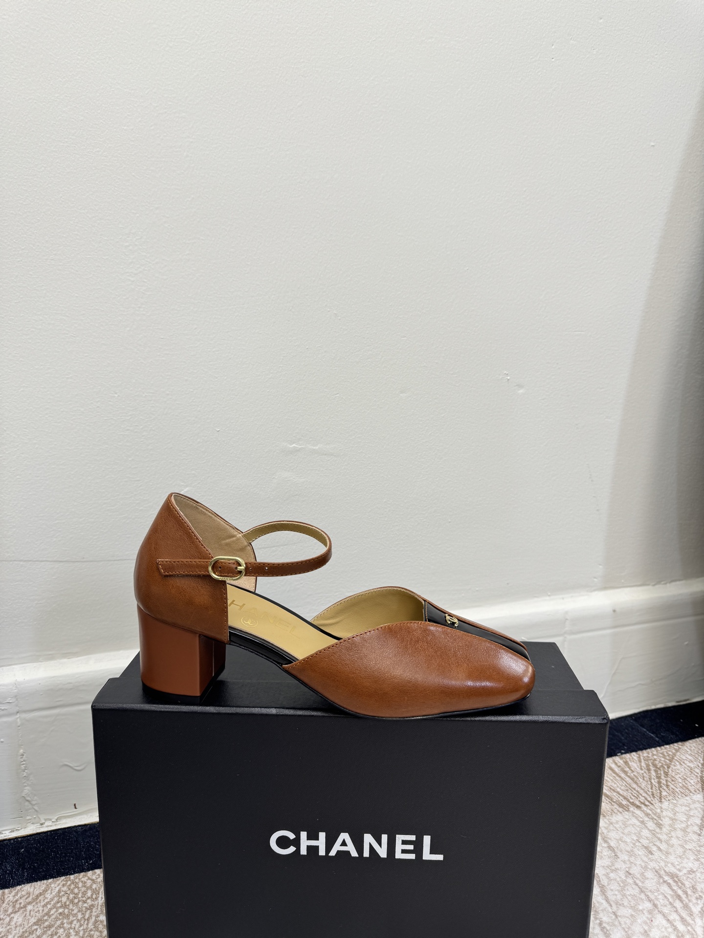 NO:706142,size 35-39 (customized for 40/41) CHANE*｜Xiaoxiang 26C early spring new sandals allow light luxury texture to be integrated into every comfortable journey. They are hidden and low-key to show the brand recognition. The metal double C logo continues the brand classics while showing more texture. The classic black and white main color is suitable for various scenes. Paired with a white silk shirt and nine-point cigarette pants, it is an unobtrusive noble style on the commute. Paired with denim hot pants and simple suspenders.  Unlock the retro casualness of the street. Pair it with a light-colored floral dress or a beach cover-up. It has become the focus of elegance in vacation time. It can be easily worn by sweet girls and royal sisters. The versatile attribute makes elegance without deliberately adapting. The fabric is made of original customized leather. The lining and toes are all sheepskin. Italian imported genuine leather soles, sandals, chanel, sandals, skirts, shirts, sheepskin, real silk, Leather soles19860909size35-39（40/41定制） CHANE*｜小香 26C早春新品凉鞋 让轻奢质感融入每一段自在行程 暗藏低调间尽显品牌辨识度 金属双C标识延续品牌经典的同时 更显质感. 经典黑白主调适配多元场景 搭配白色真丝衬衫与九分烟管裤 是通勤路上不张扬的贵气格调 配牛仔热裤与简约吊带 解锁街头复古随性 搭浅色系碎花长裙或沙滩罩衫 又成度假时光里的优雅焦点 甜妹与御姐皆能轻松驾驭 百搭属性让奢雅无需刻意迁就 面料采用原版定制皮料 内里踮脚均为羊皮 意大利进口真皮大底,凉鞋,chanel,sandals,skirts,shirts,sheepskin,real silk,Leather soles,Women's Shoes