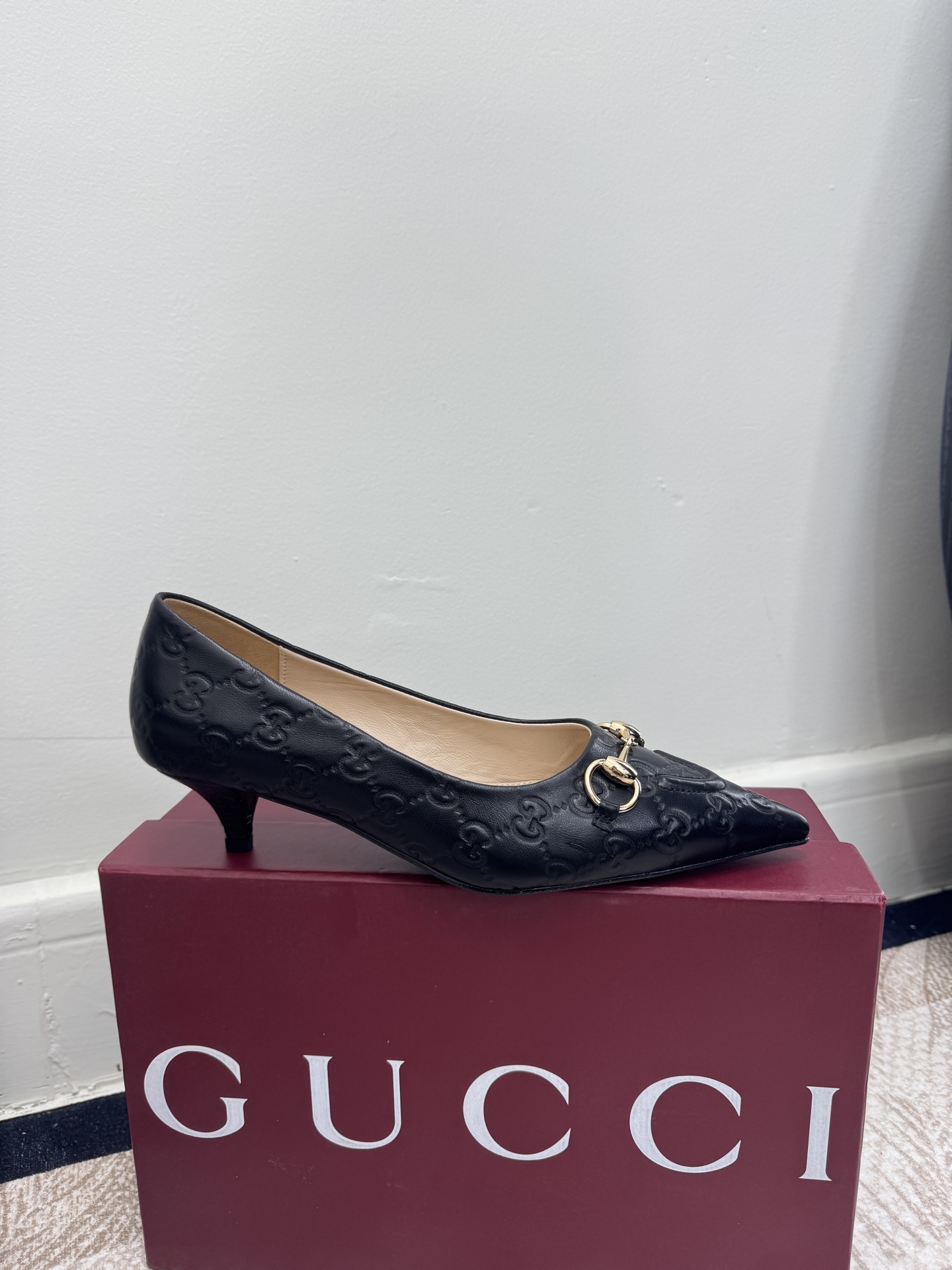 NO:706160,Gucci's new 7cm and 5cm high-end high-end products are on the market, spring and summer new models, pointed-toe small heels, original and original quality! Every detail has been carefully crafted and can be compared with ZG, the quality is the same!  Fabric original custom-made imported leather, Dongguan factory mold opening hardware horsebit, lining/feet high-end customized sheepskin lining, outsole Italian genuine leather sole, full set of original high-end packaging!  Brand details are carefully embellished on this pointed-toe shoe, injecting the brand's logo charm into the entire design. The classic horsebit is vividly presented on this shoe, highlighting the brand's design roots. This sandal is crafted with craftsmanship and cleverly integrated into the ankle buckle to make the entire design more eye-catching. Women's models, high-heeled shoes, gucci, sandals, high heels, sheepskin19860909Gucci新款上市高跟7cm和5cm高端精品,春夏新款 尖头小细跟原汁原味原单品质!每个细节皆经过精心细致打造,可与ZG对比如一,无二品质！ 面料原版定制进口皮 东莞大厂开模五金马衔扣 内里／垫脚高端定制羊皮里 大底意大利真皮底 全套原板高端包装！ 品牌细节匠心点缀于这款尖头单鞋之上,为整个设计注入品牌标识魅力.经典马衔扣在这款鞋履之上以亮眼之姿生动呈现,彰显品牌设计本源.这款凉鞋匠心打造,巧妙融入踝部搭扣固定,令整个设计更加亮眼. 女款,高跟鞋单鞋,gucci,sandals,high heels,sheepskin,Women's Shoes