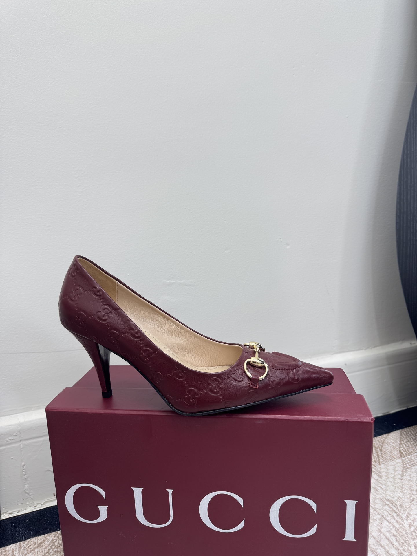 NO:706158,Gucci's new 7cm and 5cm high-end high-end products are on the market, spring and summer new models, pointed-toe small heels, original and original quality! Every detail has been carefully crafted and can be compared with ZG, the quality is the same!  Fabric original custom-made imported leather, Dongguan factory mold opening hardware horsebit, lining/feet high-end customized sheepskin lining, outsole Italian genuine leather sole, full set of original high-end packaging!  Brand details are carefully embellished on this pointed-toe shoe, injecting the brand's logo charm into the entire design. The classic horsebit is vividly presented on this shoe, highlighting the brand's design roots. This sandal is crafted with craftsmanship and cleverly integrated into the ankle buc19860909Gucci新款上市高跟7cm和5cm高端精品,春夏新款 尖头小细跟原汁原味原单品质!每个细节皆经过精心细致打造,可与ZG对比如一,无二品质！ 面料原版定制进口皮 东莞大厂开模五金马衔扣 内里／垫脚高端定制羊皮里 大底意大利真皮底 全套原板高端包装！ 品牌细节匠心点缀于这款尖头单鞋之上,为整个设计注入品牌标识魅力.经典马衔扣在这款鞋履之上以亮眼之姿生动呈现,彰显品牌设计本源.这款凉鞋匠心打造,巧妙融入踝部搭扣固定,令整个设计更加亮眼. 女款,高跟鞋单鞋,gucci,sandals,high heels,sheepskin,Women's Shoes