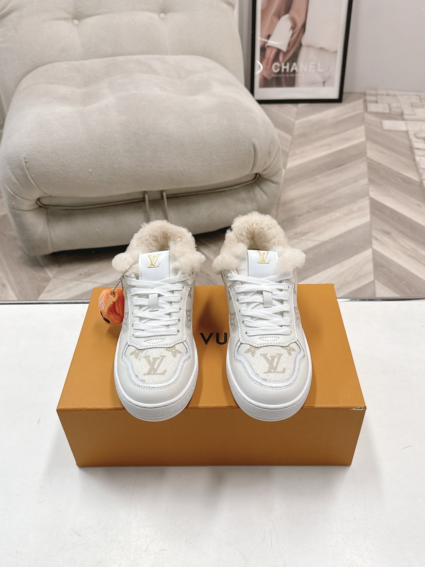 NO:706147,Size35-41 Louis Vuitton Louis Vuitton's latest biscuit shoes casual shoes. Many celebrity fashion bloggers have planted grass. The original version is purchased and developed. The details are completely matched. The feet feel super comfortable, retro and fashionable. The thick and light rubber combination outsole achieves a comfortable experience. Unique design. The highly recognizable logo embellishment all highlights the brand tone. Original custom calfskin lining mixed sheepskin. Original private model TPU outsole, casual shoes/sports shoes, louis  vuitton,louis vuitton,sneakers,cowhide,sheepskin19860909Size35-41 Louis Vuitton 路易威登最新款 饼干鞋休闲鞋 超多明星时尚博主种草 原版购入开发 细节完全对版 脚感超级舒服 复古又有时尚感 厚实而轻盈的橡胶组合外底实现舒适体验 独特的设计 极具辨识度的logo点缀无不彰显品牌调性 原版定制小牛皮内里混种羊皮 原版私模TPU大底,休闲鞋/运动鞋毛毛鞋,louis vuitton,louis vuitton,sneakers,cowhide,sheepskin,Women's Shoes