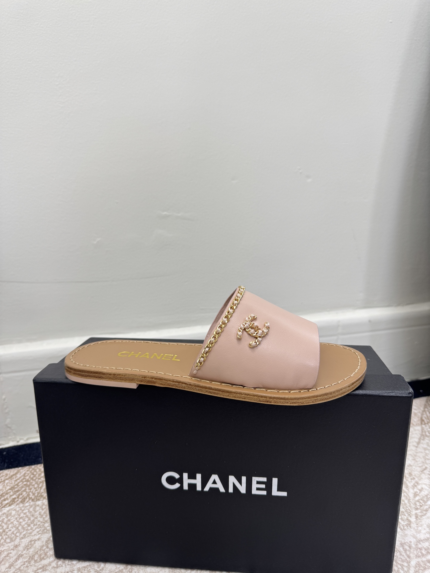 NO:726197,size: 35-41 40 41 (custom-made, non-refundable) The official website of Xiaoxiang Grandma synchronizes the latest high version of CHANEL, the original version is developed one to one. A must-have hot item for spring and summer fragrances, the goddess series, with the elegant and ladylike temperament of the fragrance family, super eye-catching, irresistible. The upper is customized by Chanel. The inner foot is imported sheepskin (the same as the original version)  Italian imported genuine leather soles, slippers, chanel, chanel, chanel, slippers, sheepskin, Leather soles19860909size:35-41 40 41定做不退换） 小香奶奶官网同步高版本CHANEL最新款,原版一比一开发 春夏季香家必备爆款,女神系列,拥有香家特色优雅名媛气质,超级耐看,让人无法抗拒 鞋面香奈儿定制材料 内里脚进口羊皮（原版一致） 意大利进口真皮大底,拖鞋,chanel,chanel,chanel,slippers,sheepskin,Leather soles,Women's Shoes