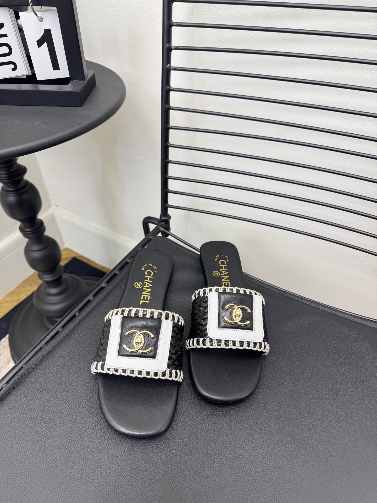 NO:726190,Size: 35-39 (34, 40, 41, custom-made, non-returnable) worn by many celebrity internet celebrities, a versatile series popularized by domestic and foreign bloggers, the first choice for spring and summer wardrobe must-have sandals. Woven satin upper, lining: imported crystal sheepskin lining, original molded outsole, customized genuine leather sole, delivery of luxury and latest counter simultaneous packaging, slippers, sandals, slippers, sheepskin, silk fabric19860909Size: 35-39（34、40、41、定做不退换） 众多明星网红上脚,国内外博主刷爆的一个百搭系列,春夏衣橱搭配必备 凉鞋首选. 鞋面编织绸缎 内里: 进口水晶羊皮内里 大底原版开模定制真皮底 配送豪华最新专柜同步包装,拖鞋,sandals,slippers,sheepskin,silk fabric,Women's Shoes