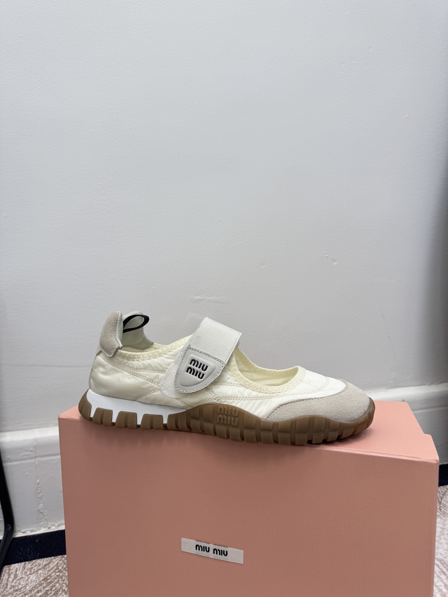 NO:759581,Size#35-41 (40 41 customization is non-refundable) 2026SS miumiu Mary Jane is so comfortable to wear that it is so good on the feet. The fabric is original custom fabric/cow suede. The lining is original imported soft sheepskin. The sole is original open-molded non-slip rubber outsole, Mary Jane, miumiu, mary jane, sheepskin.19860909Size#35-41（40 41定制不退换） 2026SS miumiu玛丽珍穿上太舒服了上脚乖的不行 面料原版定制布料/牛反绒 内里原版进口柔软羊皮 鞋底原版开模防滑橡胶大底,玛丽珍,miumiu,mary jane,sheepskin,Women's Shoes