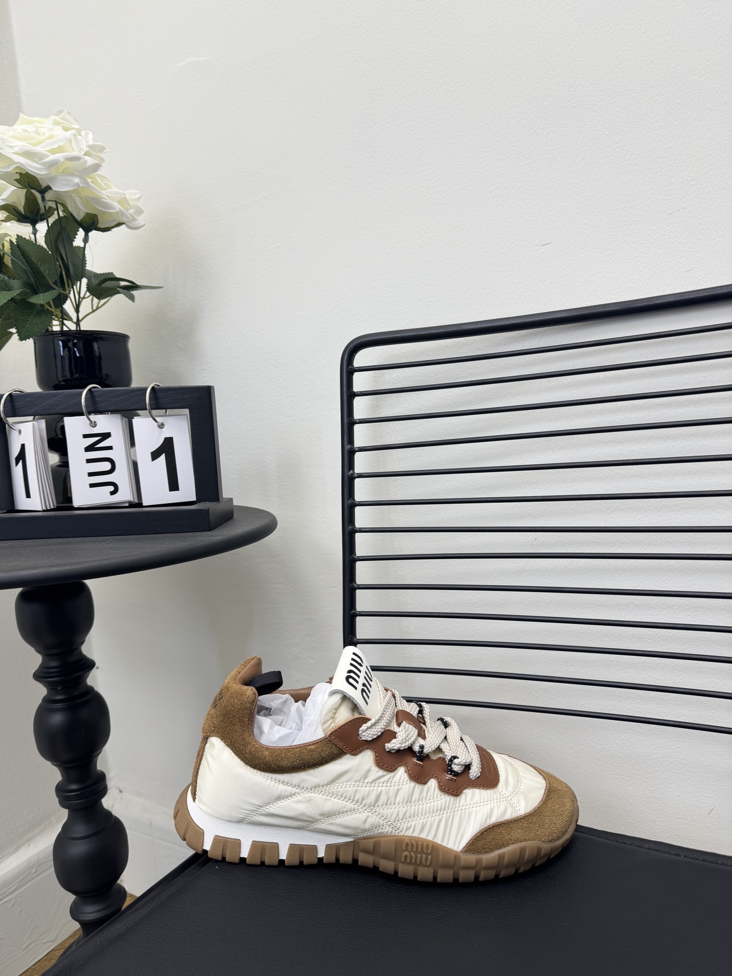 NO:759574,Size35-40 (40 customized items are non-returnable) MiuMiu Spring and Summer Show Biscuit Shoes Forrest Gump Shoes Casual Sports Shoes Counter RMB Purchase and Development Miu Miu's Latest Hot Style Avant-Garde and Bold Design, Miu Miu style is integrated into the simple lines of this thick-soled canvas sneaker, with unique logos on the tongue and back, embellished with retro designs, adding iconic elements!  Thick-soled design defines avant-garde modern style fabric. Original customized fabric/cow suede. Original imported soft lamb wool lining. Original open-molded non-slip rubber outsole for soles, casual shoes/sports shoes, miumiu, sneakers.19860909Size35-40（40定制不退换） MiuMiu缪缪春夏秀款 饼干鞋 阿甘鞋休闲运动鞋 专柜RMB购入开发 miumiu最新爆款 前卫大胆的设计,Miu Miu风格融于此款厚底帆布运动鞋的简约线条,别致徽标饰于鞋舌与背面,点缀复古设计,平添标志性元素！厚底设计定义前卫的现代风格面料原版定制布料/牛反绒 内里原版进口柔软羊羔毛 鞋底原版开模防滑橡胶大底,休闲鞋/运动鞋,miumiu,sneakers,Women's Shoes