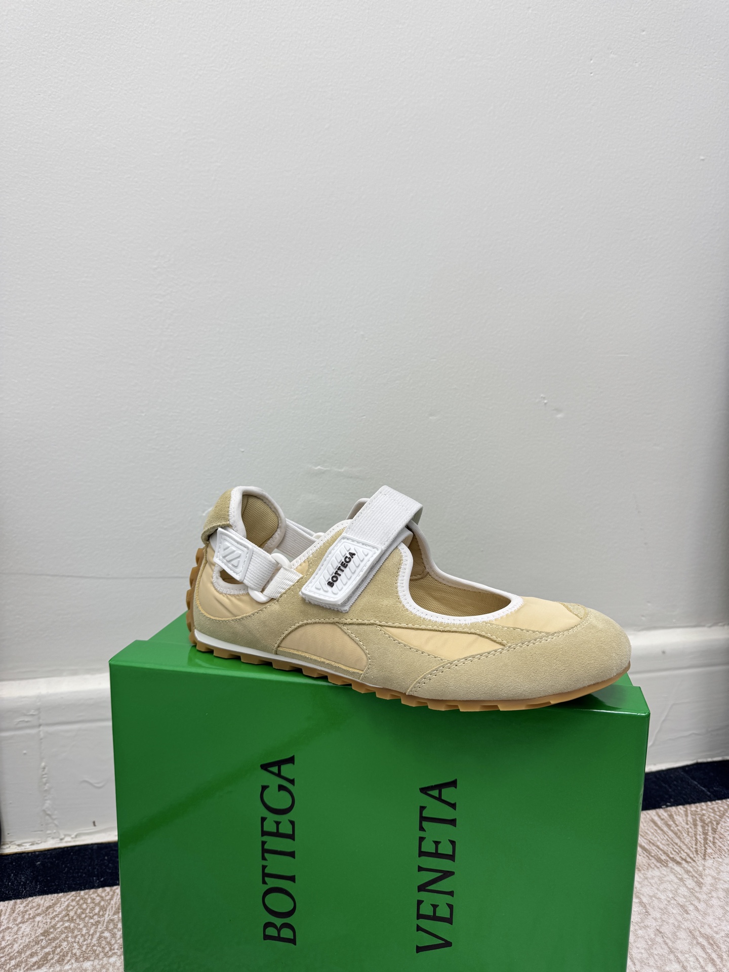 NO:729207,Actual price size: 35-40 4142 BV 2026 new series!  Astaire Mary Jane ballet shoes, casual Velcro sneakers, family element series, round toe, must-have for all seasons, so beautiful, comfortable and light on the feet, elegant materials used in shoes, intellectual, elegant and capable, full of high-end sense. Beautiful~~fabric cowhide patchwork surface and shaping technology to pursue perfect internal craftsmanship. Comfortable and high-end. Square small heel design makes travel more comfortable. Confidence,,bottega veneta,mary jane,sneakers,cowhide19860909实价size:35-40 4142 BV 2026新系列！Astaire玛丽珍芭蕾舞鞋休闲魔术贴运动鞋 家族元素 系列 圆头 四季必备款 好美 上脚舒适轻便 优雅材质运用在鞋履上知性优雅干练,满满的高级感 美美哒～～面料牛皮拼布面 以及定型科技追求内部工艺完美 舒适高端 方形小跟设计 让出行更舒适 自信,,bottega veneta,mary jane,sneakers,cowhide,Men's shoes