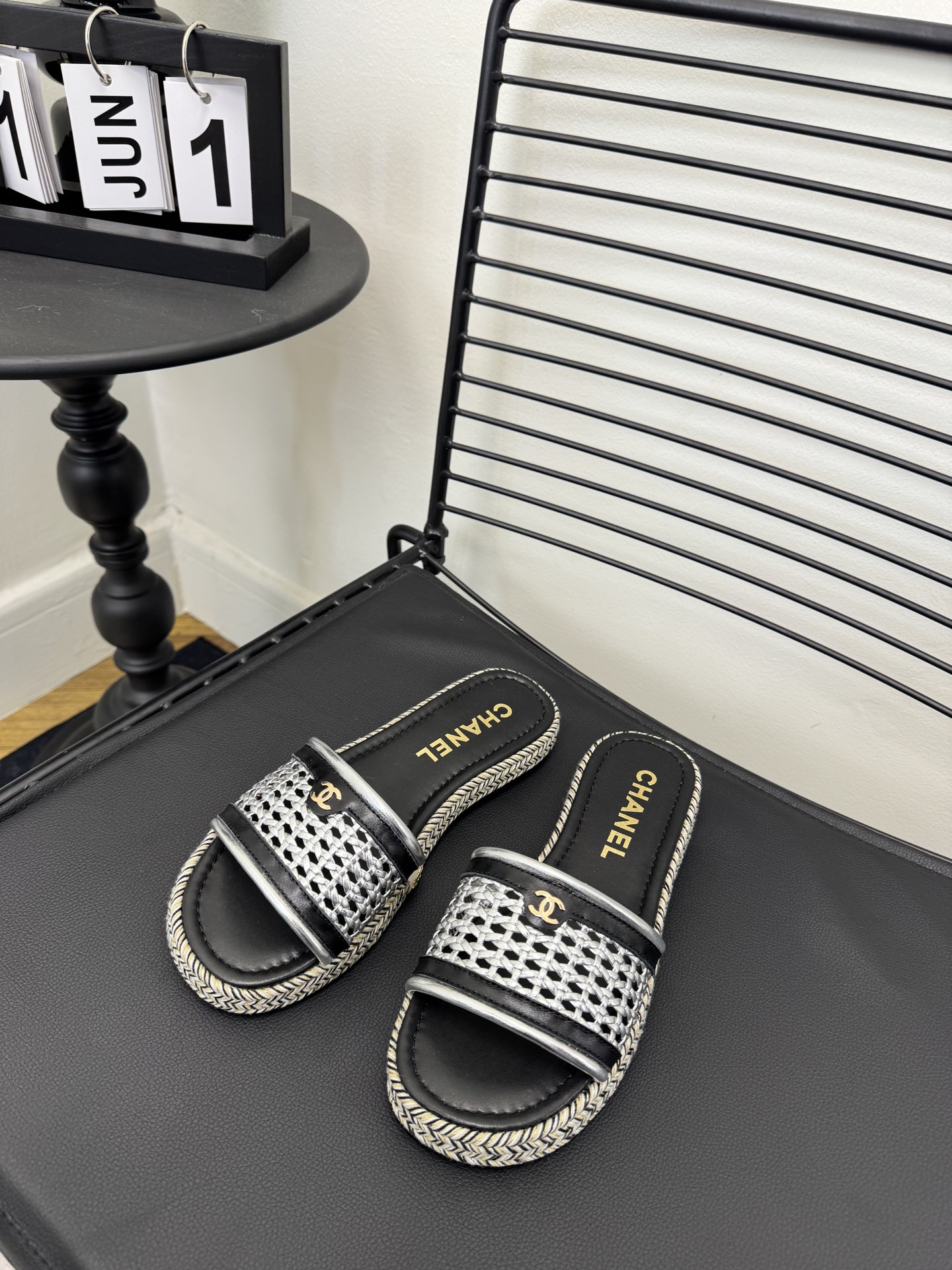 NO:726215,Size: 35-39 (40, 41, custom-made, non-returnable) worn by many celebrity Internet celebrities, a versatile series popularized by domestic and foreign bloggers, a must-have for spring and summer wardrobes. Exclusive to Xiangjia. Upper cowhide. Lining: Imported crystal sheepskin lining. Original molded custom rubber outsole, slippers, chanel, slippers, cowhide, sheepskin.19860909Size: 35-39（40、41、定做不退换） 众多明星网红上脚,国内外博主刷爆的一个百搭系列,春夏衣橱搭配必备 首选.香家专属 鞋面牛皮  内里: 进口水晶羊皮内里 大底原版开模定制橡胶大底,拖鞋,chanel,slippers,cowhide,sheepskin,Women's Shoes