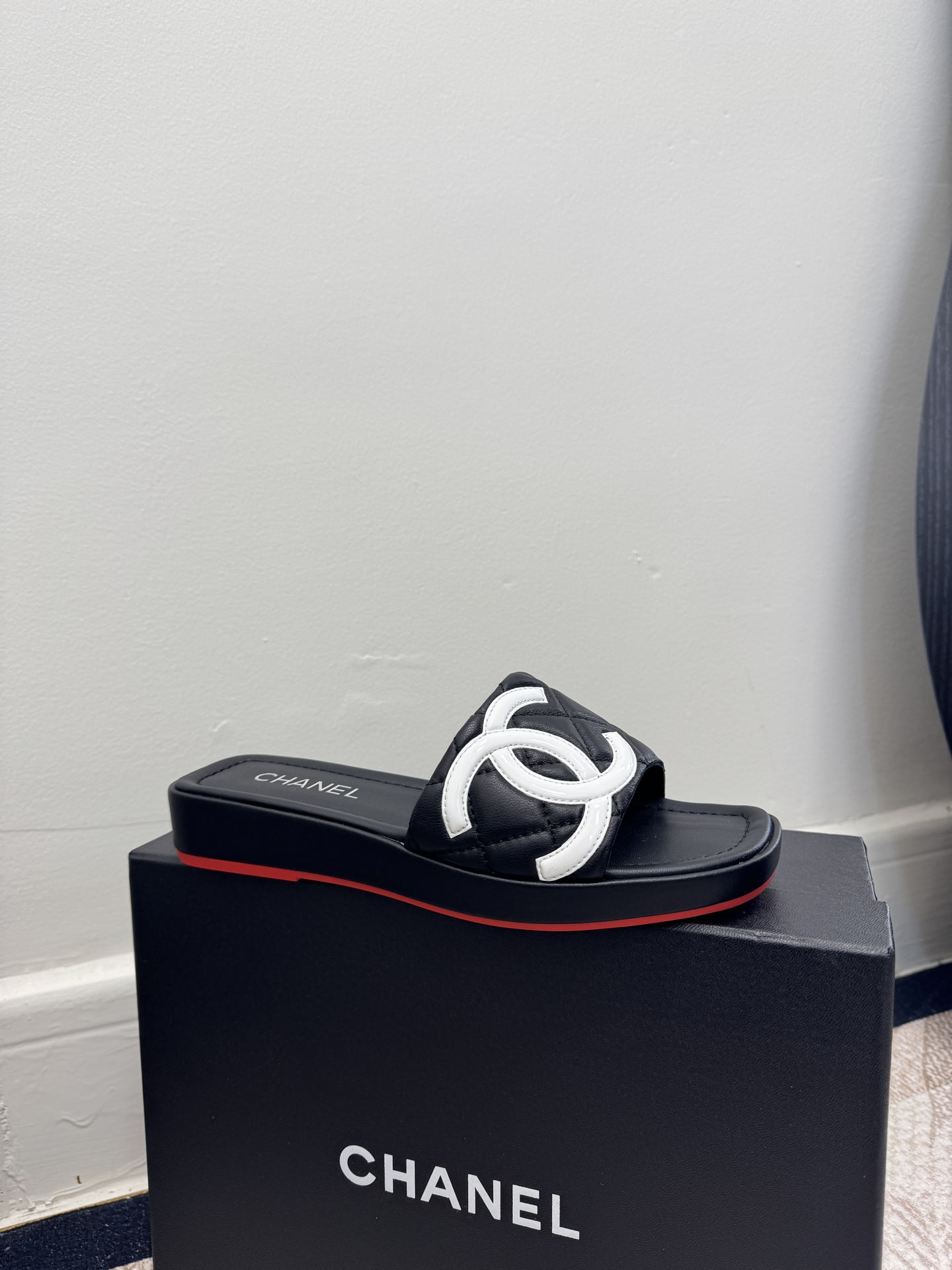 NO:726208,Size: 35-39 (40, 41, custom-made, non-refundable). It is worn by many celebrity Internet celebrities. It is a versatile series popular among domestic and foreign bloggers. It is the first choice for spring and summer wardrobe. Exclusive to Xiangjia. Upper sheepskin. Lining: imported crystal sheepskin lining. Original molded outsole. Customized leather outsole, slippers, chanel, slippers, sheepskin, Leather soles.19860909size: 35-39（40、41、定做不退换） 香奶奶众多明星网红上脚,国内外博主刷爆的一个百搭系列,春夏衣橱搭配必备 首选.香家专属 鞋面羊皮 内里: 进口水晶羊皮内里 大底原版开模定制真皮大底,拖鞋,chanel,slippers,sheepskin,Leather soles,Women's Shoes