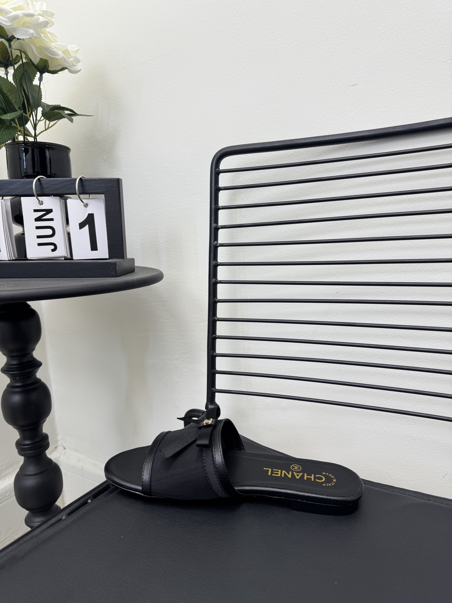 NO:726221,Size 35-39 (40 and 41 customizations are non-returnable) 26Ss new Chanel Chanel small fragrance mesh bow with a cool shape. The classic bow with mesh design brings out the atmosphere of a fugitive princess!  The simple one-line belt is combined with transparent mesh, and the bow decoration is exquisite and smart. It instantly unlocks the freshness and refinement of first love when worn on the feet. It exudes charming French elegance in any outfit!  Original custom mesh upper, sheepskin lining, Italian genuine leather outsole, slippers, chanel, chanel, slippers, sheepskin, Leather soles19860909size35-39（40、41定制不退换） 26Ss新款Chanel香奈儿小香网纱蝴蝶结一字凉 经典蝴蝶结搭配网纱设计,把在逃公主的氛围感拉满！简约一字带糅合通透网纱,蝴蝶结缀饰精致又灵动,上脚瞬间解锁初恋般的清新脱俗,随便一搭都透着迷人的法式优雅！ 鞋面原版定制网纱 内里羊皮 鞋底意大利真皮大底,拖鞋,chanel,chanel,slippers,sheepskin,Leather soles,Women's Shoes