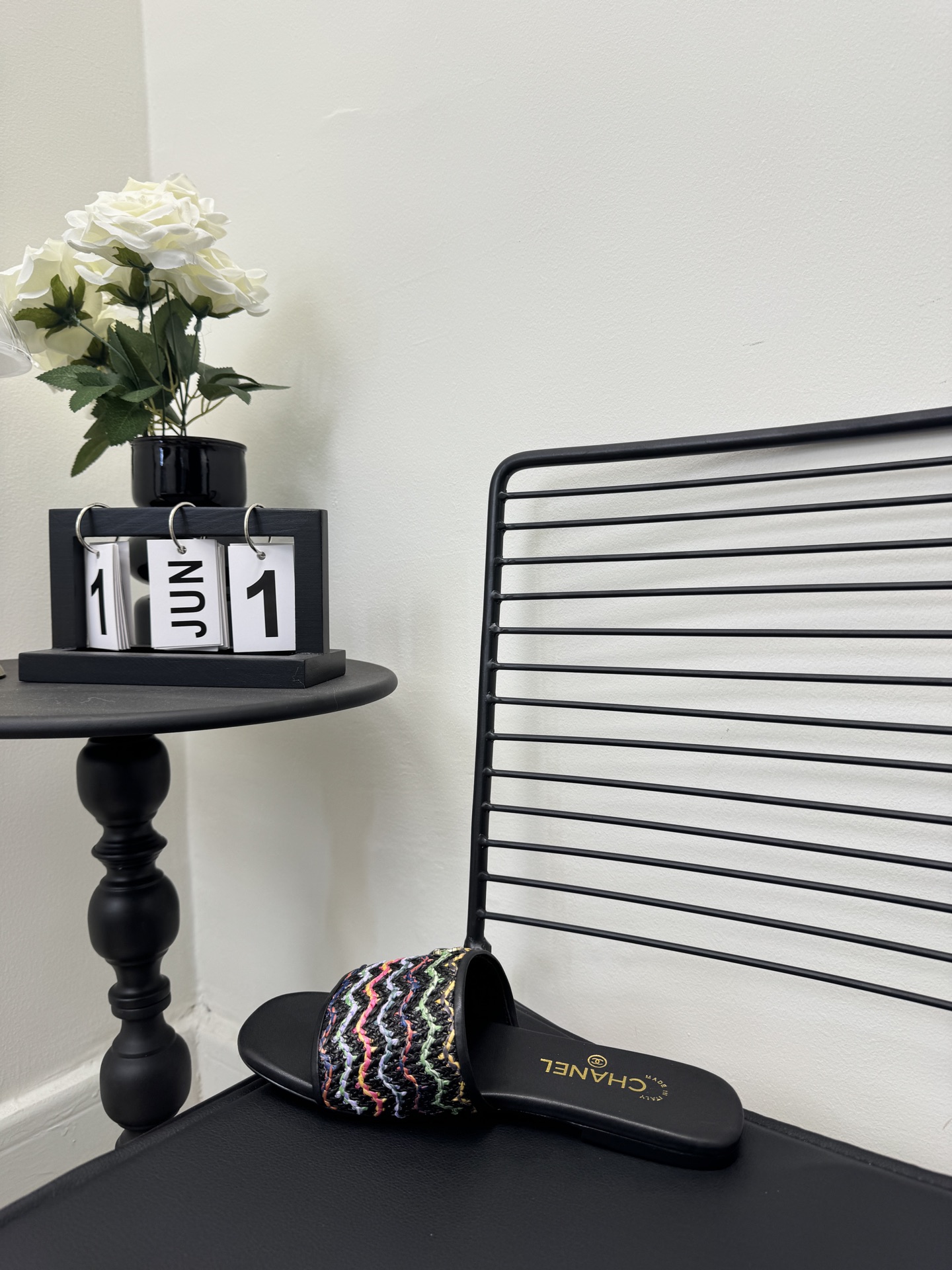 NO:726162,Weaving size 35-39 (40, 41 customized, non-refundable) 26Ss new Chanel Xiang Nai Xiaoxiang mesh bow with a cool shape. The classic bow with mesh design brings out the atmosphere of a fugitive princess!  The simple one-line belt is combined with transparent mesh, and the bow decoration is exquisite and smart. It instantly unlocks the freshness and refinement of first love when worn on the feet. It exudes charming French elegance in any outfit!  Original custom mesh upper, sheepskin lining, Italian genuine leather outsole, slippers, chanel, slippers, sheepskin, Leather soles19860909编织size35-39（40、41定制不退换） 26Ss新款Chanel香奶奶小香网纱蝴蝶结一字凉 经典蝴蝶结搭配网纱设计,把在逃公主的氛围感拉满！简约一字带糅合通透网纱,蝴蝶结缀饰精致又灵动,上脚瞬间解锁初恋般的清新脱俗,随便一搭都透着迷人的法式优雅！ 鞋面原版定制网纱 内里羊皮 鞋底意大利真皮大底,拖鞋,chanel,slippers,sheepskin,Leather soles,Women's Shoes