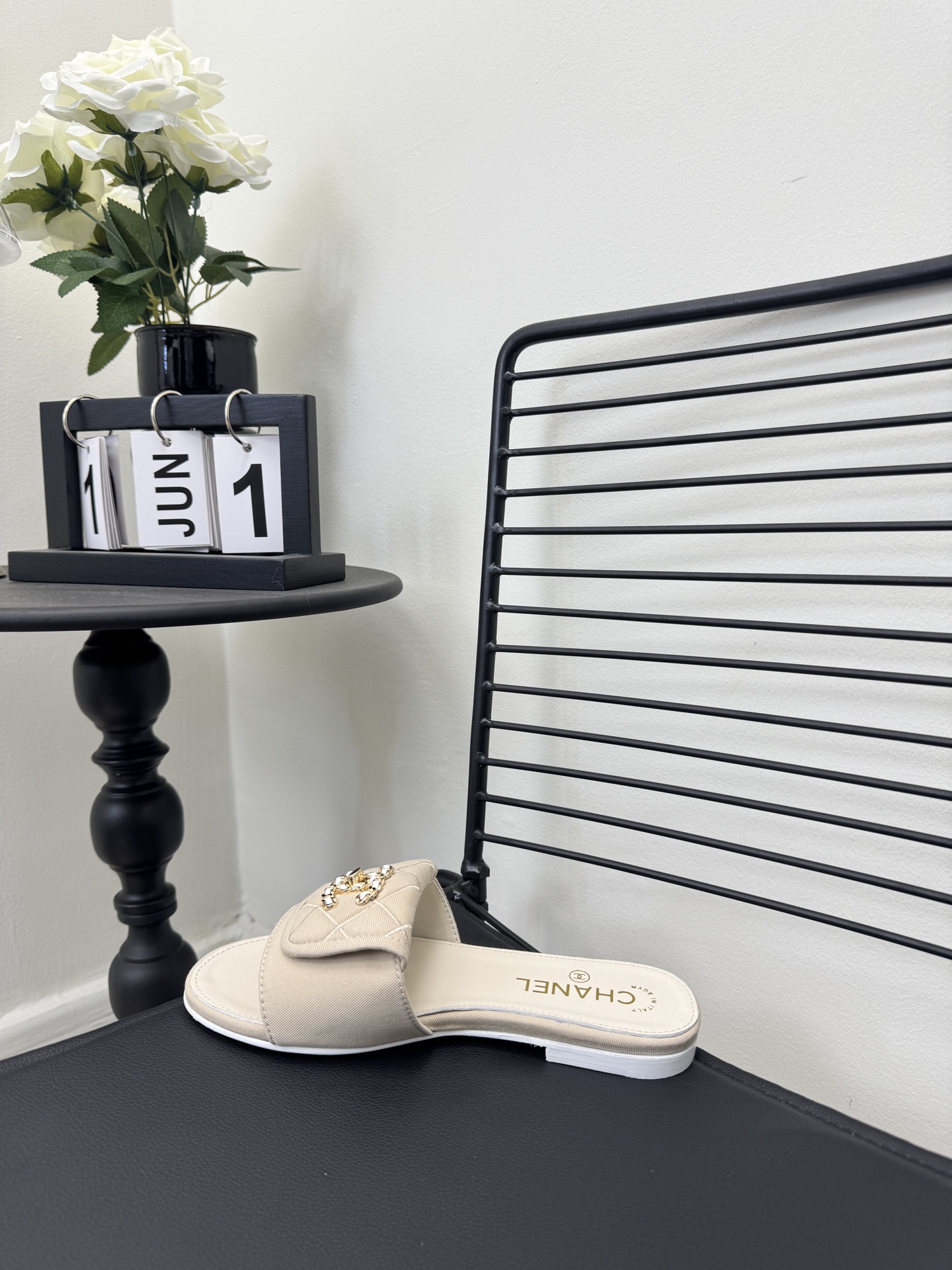 NO:726169,Woven size 35-39 (40 and 41 customized, non-refundable) 26Ss new Chanel fragrant grandma Xiaoxiang big buckle sea one-word sandals give you the atmosphere of a fugitive princess!  The simple one-word strap is exquisite and smart. It instantly unlocks the freshness and refinement like first love when worn on the feet. It reveals charming French elegance in any outfit!  Upper original custom cowhide/cloth, lining sheepskin, sole Italian leather outsole, slippers, chanel, slippers, cowhide, sheepskin, Leather soles19860909编织size35-39（40、41定制不退换） 26Ss新款Chanel香奶奶小香大扣留海一字凉拖 把在逃公主的氛围感拉满！简约一字带精致又灵动,上脚瞬间解锁初恋般的清新脱俗,随便一搭都透着迷人的法式优雅！ 鞋面原版定制牛皮/布 内里羊皮 鞋底意大利真皮大底,拖鞋,chanel,slippers,cowhide,sheepskin,Leather soles,Women's Shoes