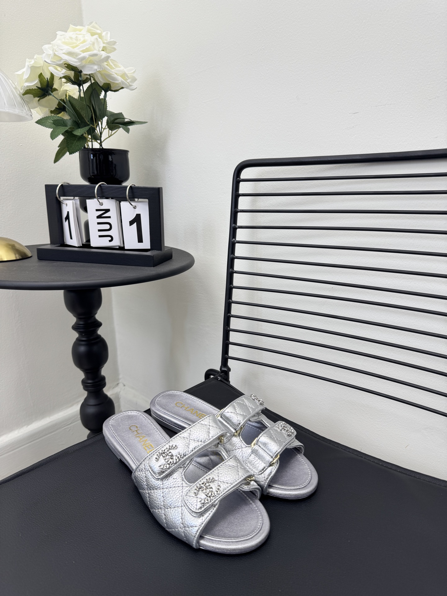 NO:726202,Electric embroidery Size 35-40 (41.42 can be customized) CHANEL 2026 new spring and summer Velcro slippers, changing the old and heavy water table in the front, more simple, delicate and elegant, fabric sheepskin suede, lining sheepskin, rhinestone buckles, Chanel's new favorite slippers., slippers, chanel, chanel, slippers, sheepskin, chamois leather19860909电绣 Size35-40（41.42可订做） CHANEL2026春夏新款魔术贴拖鞋,一改前面老款厚重的水台,更加简约精致秀气,面料羊皮羊麂皮,内里羊皮,水钻饰扣,香奈儿的拖鞋新宠.,拖鞋,chanel,chanel,slippers,sheepskin,chamois leather,Women's Shoes