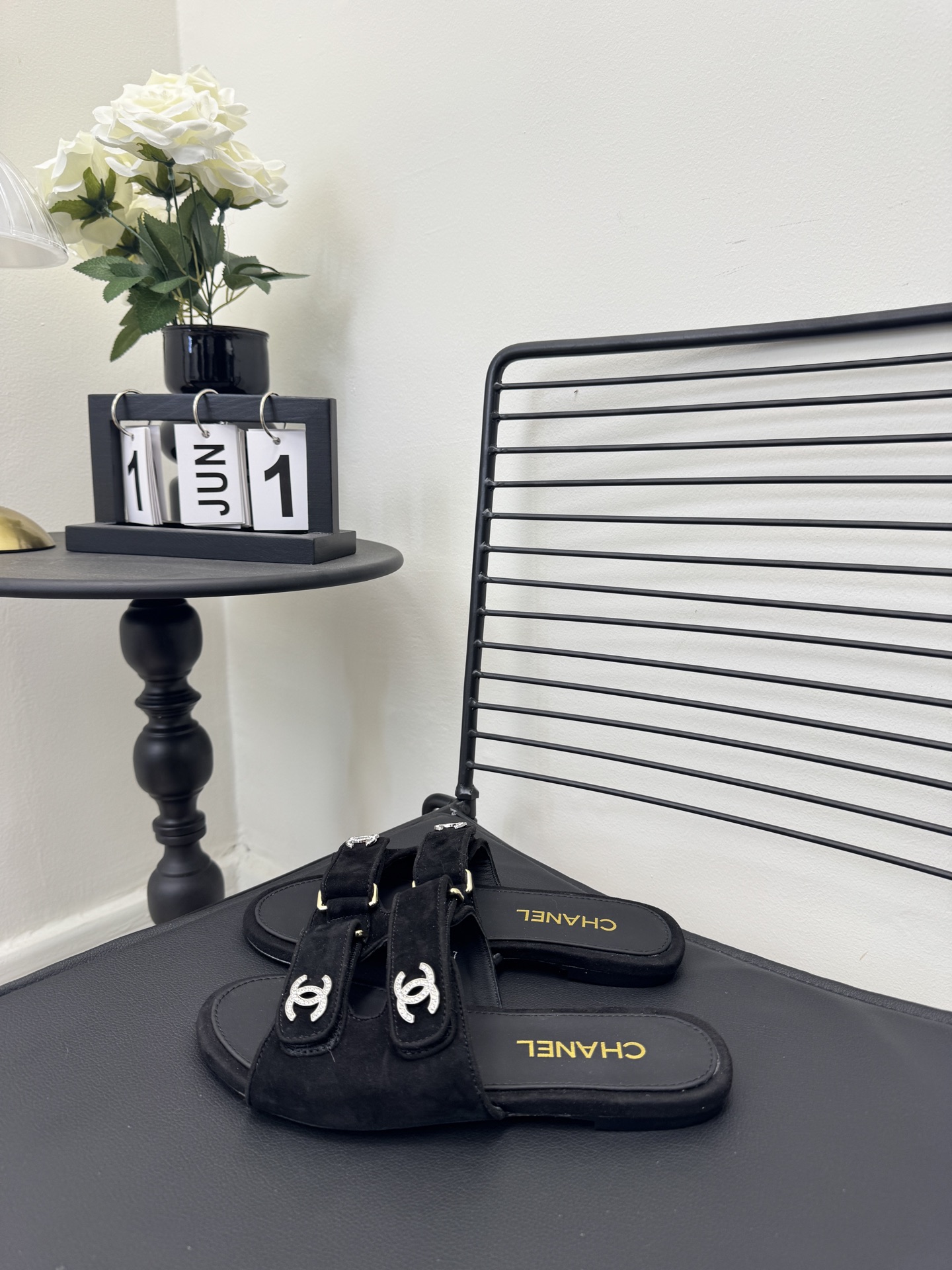 NO:726168,Electric embroidery Size 35-40 (41.42 can be customized) CHANEL 2026 new spring and summer Velcro slippers, changing the old and heavy water table in the front, more simple, delicate and elegant, fabric sheepskin suede, lining sheepskin, rhinestone buckles, Chanel's new favorite slippers., sandals, chanel, chanel, sandals, slippers, sheepskin, chamois leather19860909电绣 Size35-40（41.42可订做） CHANEL2026春夏新款魔术贴拖鞋,一改前面老款厚重的水台,更加简约精致秀气,面料羊皮羊麂皮,内里羊皮,水钻饰扣,香奈儿的拖鞋新宠.,凉鞋,chanel,chanel,sandals,slippers,sheepskin,chamois leather,Women's Shoes