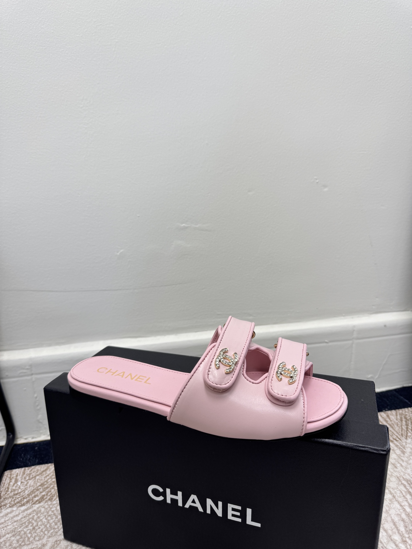 NO:726174,Rubber outsole 200 genuine leather outsole Size 35-40 (41.42 can be customized) CHANEL 2026 new spring and summer Velcro slippers, which have changed from the old and heavy water platform in the front, are more simple, delicate and elegant, with sheepskin suede fabric, sheepskin lining, rhinestone buckles, Chanel's new favorite slippers.  Color white sheepskin, black sheepskin, apricot sheepskin, pink sheepskin, black sheepskin, apricot sheepskin, brown sheepskin, sandals, chanel, chanel, sandals, slippers, sheepskin, chamois leather, Leather soles19860909橡胶大底200真皮大底 码数35-40（41.42可订做） CHANEL2026春夏新款魔术贴拖鞋,一改前面老款厚重的水台,更加简约精致秀气,面料羊皮羊麂皮,内里羊皮,水钻饰扣,香奈儿的拖鞋新宠. 颜色白色羊皮,黑色羊皮,杏色羊皮,粉色羊皮,黑色羊麂皮,杏色羊麂皮,棕色羊麂皮,凉鞋,chanel,chanel,sandals,slippers,sheepskin,chamois leather,Leather soles,Women's Shoes