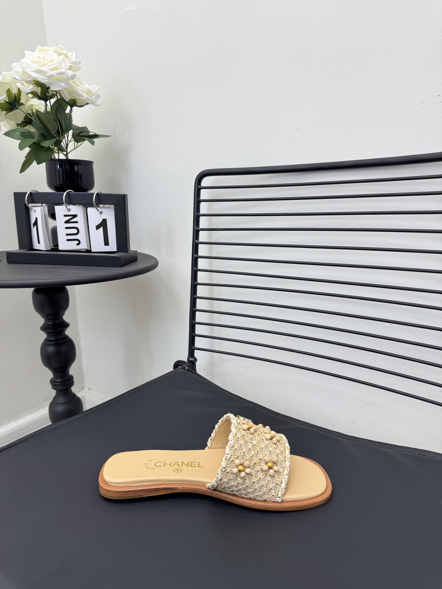 NO:726188,size35-39 (customized for 40/41) CHANE* | Xiaoxiang Grandma’s 26P spring and summer new pearl woven double C flat slippers. When the double C logo meets pearls and woven elements - this pair of slippers is the high-end romance of walking!  The delicate woven upper flows like moonlight, and even stepping on the floor feels like stepping on a red carpet. The flat design allows you to step on 'clouds' while shopping. Paired with a satin nightgown, it is the style of a lady at home. Paired with denim shorts, it brings French laziness to the street. Who can refuse to let silk and diamonds pamper their feet at the same time?  The fabrics are made of original customized materials, the inner pads are all sheepskin, and the Italian imported cowhide outsole, sandals, chanel, sandals, slippers, skirts, shorts, cowhide, sheepskin, real silk19860909size35-39（40/41定制） CHANE* ｜小香奶奶26P春夏新品珍珠编织双C平底拖鞋 当双C标志遇上珍珠与编织元素—— 这双拖鞋就是行走的高定浪漫！ 细腻编织鞋面如月光流淌 连踩在地板上都像踏过红毯. 平底设计让逛街也能踩着'云朵' 搭配缎面睡裙是居家贵妇范 配牛仔短裤又把法式慵懒穿到街头 谁能拒绝让真丝与钻石同时宠爱双脚呢？ 面料采用原版定制材质 内里垫脚均为羊皮 意大利进口牛皮大底,凉鞋,chanel,sandals,slippers,skirts,shorts,cowhide,sheepskin,real silk,Women's Shoes
