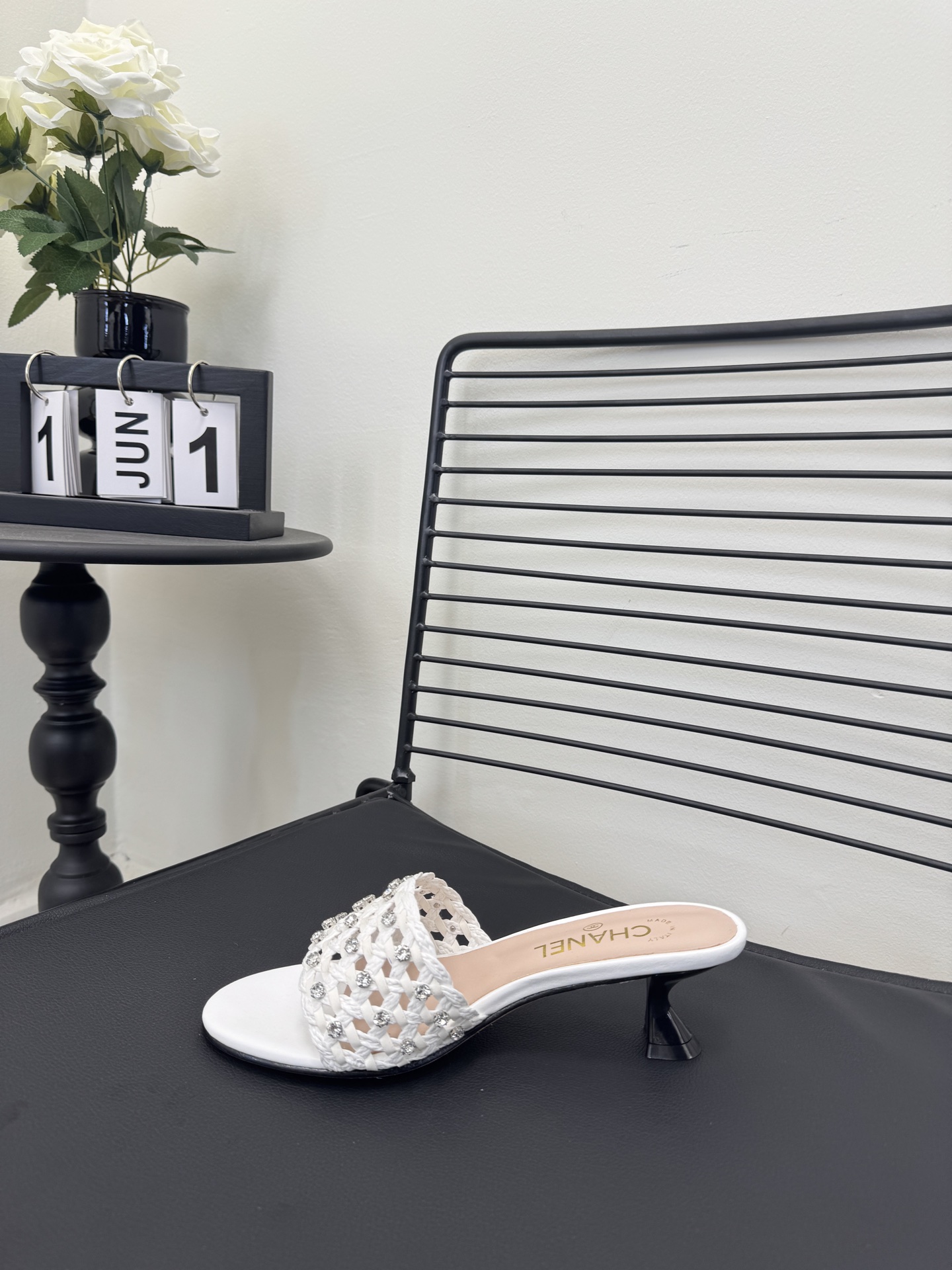 NO:726195,size35-39 (customized 40/41) CHANE*｜Grandma Xiaoxiang’s 26C spring and summer new woven double C slippers. When the double C logo meets rhinestones and woven elements, this pair of slippers is the high-end romance of walking!  The delicate silk upper flows like moonlight, and even stepping on the floor feels like stepping on a red carpet. Paired with a satin nightgown, it is a lady's style at home. Paired with denim shorts, it brings French laziness to the street. Who can refuse to let silk and diamonds pamper their feet at the same time?  The fabrics are made of original customized materials, the inner pads are all sheepskin, and the Italian imported cowhide outsole, sandals, chanel, sandals, slippers, skirts, shorts, cowhide, sheepskin, real silk19860909size35-39（40/41定制） CHANE* ｜小香奶奶26C春夏新品编织双C拖鞋 当双C标志遇上水钻与编织元素 这双拖鞋就是行走的高定浪漫！ 细腻真丝鞋面如月光流淌 连踩在地板上都像踏过红毯. 搭配缎面睡裙是居家贵妇范 配牛仔短裤又把法式慵懒穿到街头 谁能拒绝让真丝与钻石同时宠爱双脚呢？ 面料采用原版定制材质 内里垫脚均为羊皮 意大利进口牛皮大底,凉鞋,chanel,sandals,slippers,skirts,shorts,cowhide,sheepskin,real silk,Women's Shoes