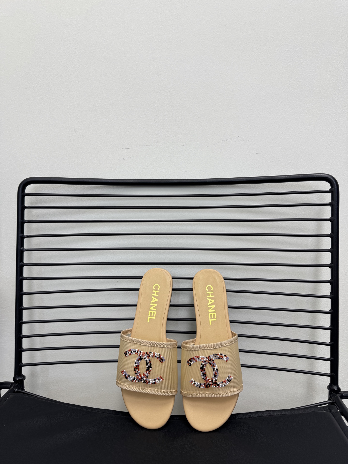 NO:726220,Size 35-39 (40, 41 customization is non-returnable) 26Ss new Chanel Chanel Xiaoxiang mesh hand-beaded one-piece cool classic bow with mesh design, full of the atmosphere of a fugitive princess!  The simple one-line belt is combined with transparent mesh, and the bow decoration is exquisite and smart. It instantly unlocks the freshness and refinement of first love when worn on the feet. It exudes charming French elegance in any outfit!  Original custom mesh upper, sheepskin lining, Italian genuine leather outsole, slippers, chanel, chanel, slippers, sheepskin, Leather soles19860909size35-39（40、41定制不退换） 26Ss新款Chanel香奈儿小香网纱手工串珠一字凉 经典蝴蝶结搭配网纱设计,把在逃公主的氛围感拉满！简约一字带糅合通透网纱,蝴蝶结缀饰精致又灵动,上脚瞬间解锁初恋般的清新脱俗,随便一搭都透着迷人的法式优雅！ 鞋面原版定制网纱 内里羊皮 鞋底意大利真皮大底,拖鞋,chanel,chanel,slippers,sheepskin,Leather soles,Women's Shoes