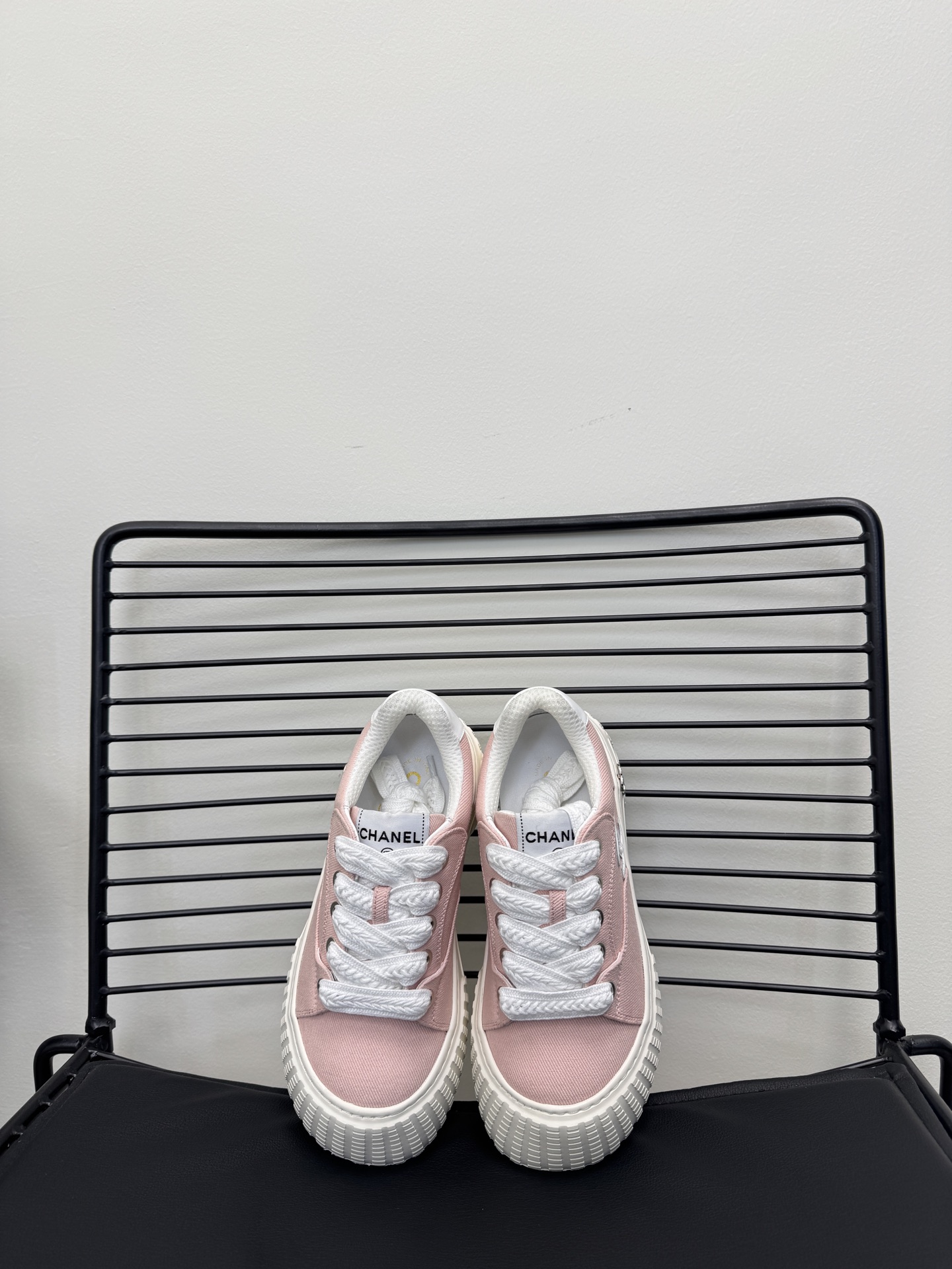 NO:759528,Size: 35-40 (Female 34.40.41 non-returnable) Chanel 26 new sports canvas casual shoes, versatile white shoes, you can’t go wrong with the styles. The contrasting colors are full of vitality. The embroidered logo on the side is very delicate on the feet. Original customized material for the upper, original outsole, casual shoes/sports shoes, chanel, sneakers19860909Size:35-40（女34.40.41不退换) Chanel 26新款运动帆布休闲鞋 百搭小白鞋 款式搭配不会出错 撞色搭配活力满满啊 侧面刺绣logo 上脚很秀气 鞋面原版定制材料 原版大底,休闲鞋/运动鞋,chanel,sneakers,Women's Shoes