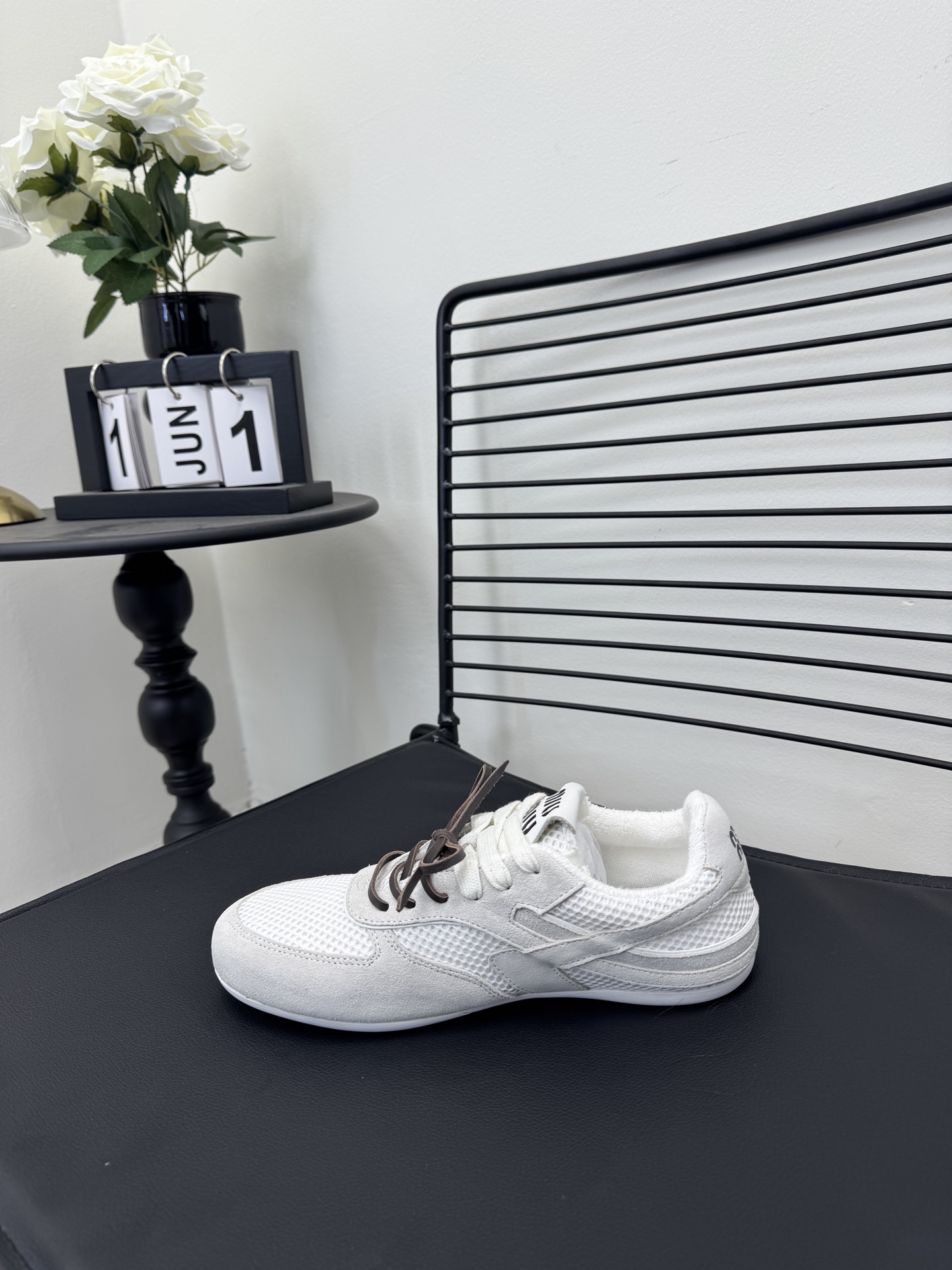 NO:759567,270Size35-40 (40 customization is non-returnable) MiuMiu Spring and Summer Show Biscuit Shoes Forrest Gump Shoes Casual Sports Shoes Counter RMB Purchase and Development Miu Miu's Latest Hot Style Avant-garde and bold design, Miu Miu style is integrated into the simple lines of this thick-soled canvas sneaker. The unique logo is decorated on the tongue and back, embellished with retro design, adding iconic elements!  Thick-soled design defines avant-garde modern style fabric. Original customized fabric/cow suede. Original imported soft lamb wool lining. Original open-molded non-slip rubber outsole for soles, casual shoes/sports shoes, miumiu, sneakers.19860909270Size35-40（40定制不退换） MiuMiu缪缪春夏秀款 饼干鞋 阿甘鞋休闲运动鞋 专柜RMB购入开发 miumiu最新爆款 前卫大胆的设计,Miu Miu风格融于此款厚底帆布运动鞋的简约线条,别致徽标饰于鞋舌与背面,点缀复古设计,平添标志性元素！厚底设计定义前卫的现代风格面料原版定制布料/牛反绒 内里原版进口柔软羊羔毛 鞋底原版开模防滑橡胶大底,休闲鞋/运动鞋,miumiu,sneakers,Women's Shoes