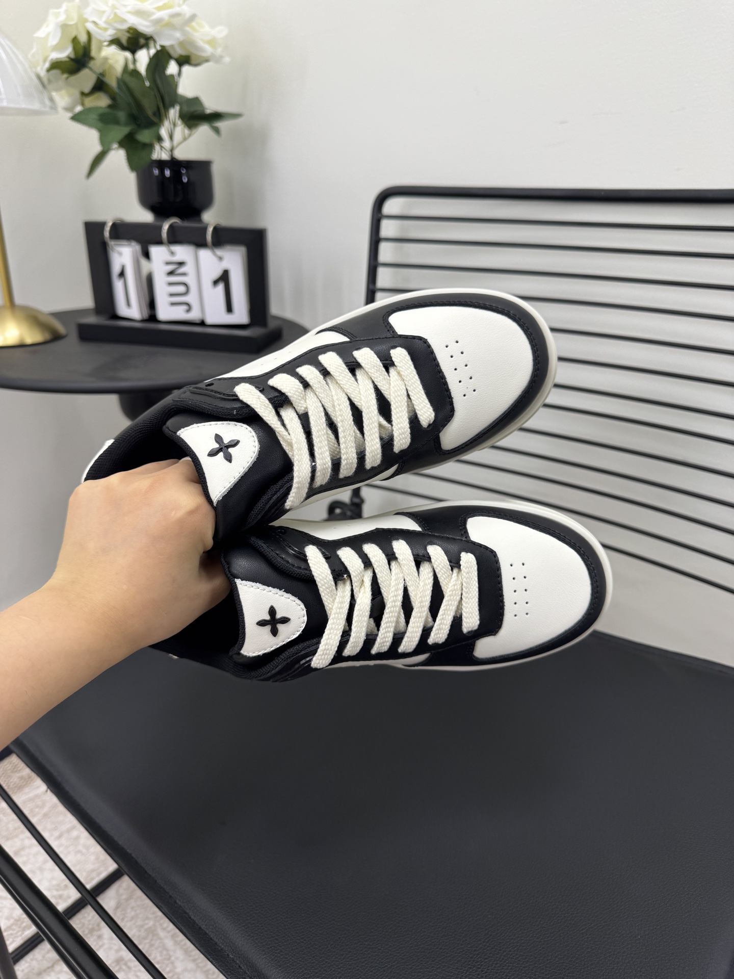 NO:759552,SMFK's new large plate teeth second generation Klein Blue | Retro American style, looks good with anything Black Warrior | Matte texture, perfect for commuting and fitness Panda color matching | Classic and versatile, for students to rush with their eyes closed Pure white style | Gentle schoolgirl style, with a skirt, the soft leather does not rub the feet, the soles are comfortable enough to not be tired after walking all day Fabric: cowhide Lining: breathable cotton mesh  Size 35-40, casual shoes/sports shoes, sneakers, skirts, cowhide19860909SMFK新款大板牙二代  克菜因蓝 |复古美式,搭啥都出彩  黑武士|哑光质感,通勤健身两不误  熊猫拼色|经典百搭,学生党闭眼冲  纯白款 | 温柔学姐风,配裙绝了软皮不磨脚,鞋底舒服到暴走一天都不累 面料:牛皮 里料:透气棉网 码数35-40,休闲鞋/运动鞋,sneakers,skirts,cowhide,Women's Shoes