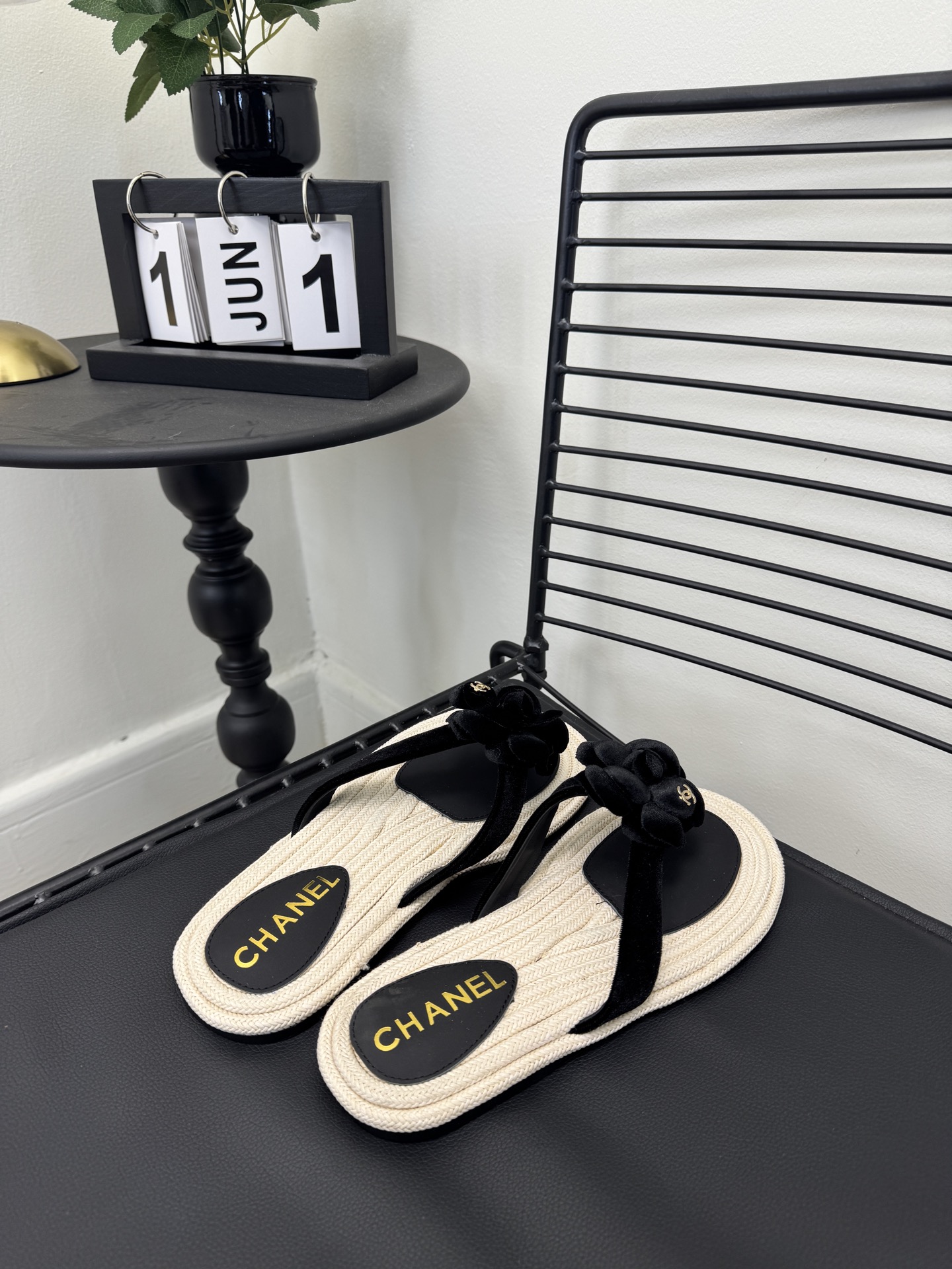 NO:759560,size 35-39 (customized for 40/41) CHANE*｜Xiaoxiang 26C early spring new camellia flip-flops. Inject the iconic camellia element into a lazy pace, allowing the light luxury texture to be integrated into every step of the journey. The toe is decorated with three-dimensional carved camellia ornaments. The petal texture is clear and flexible, expressing the fresh tension of the moment, and revealing the brand recognition in a low-key manner.  The metal double C logo and the camellia ornaments complement each other, continuing the brand's classics while showing more texture. The classic black and white main tone is suitable for various scenes. Paired with a white silk shirt and nine-point cigarette pants, it is an unassuming noble style on the commute. Paired with denim hot pants and simple suspenders, it unlocks the retro casualness of the street. Pair it with a light-colored floral skirt or beach cover-up, and it becomes the focus of elegance on vacation. It can be easily worn by sweet girls and royal sisters.  Versatility makes elegance unnecessary. The fabric is made of original custom leather. The lining is made of sheepskin. Italian imported genuine leather soles, split-toe shoes, chanel, slippers, skirts, shirts, sheepskin, real silk, Leather soles.19860909size35-39（40/41定制） CHANE*｜小香 26C早春新品山茶花 夹脚人字拖鞋 将标志性山茶花元素注入慵懒步调 让轻奢质感融入每一段自在行程. 夹趾处缀以立体雕琢山茶花饰件 花瓣纹路清晰灵动 放瞬间的鲜活张力 暗藏低调间尽显品牌辨识度. 金属双C标识与山茶花饰件相映成趣 延续品牌经典的同时 更显质感. 经典黑白主调适配多元场景 搭配白色真丝衬衫与九分烟管裤 是通勤路上不张扬的贵气格调 配牛仔热裤与简约吊带 解锁街头复古随性 搭浅色系碎花长裙或沙滩罩衫 又成度假时光里的优雅焦点 甜妹与御姐皆能轻松驾驭 百搭属性让奢雅无需刻意迁就 . 面料采用原版定制皮料 内里踮脚均为羊皮 意大利进口真皮大底,分趾鞋,chanel,slippers,skirts,shirts,sheepskin,real silk,Leather soles,Women's Shoes