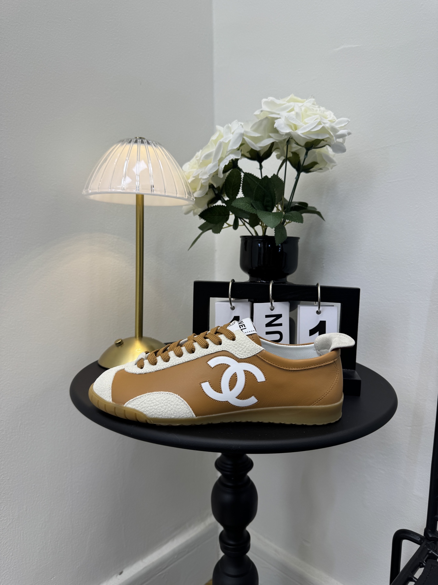 NO:759988,Running Size: Women's 35-41, 40-41 custom-made Chanel Xiang Grandma 26p New Panda Casual Shoes Moral Training Shoes Sports Shoes High Version Xiaoxiang's Casual Sports Shoes This Season Maxed out Little Red Book INS. 26th New Year's Style Casual Moral Training Shoes Forrest Gump Shoes Various social platforms, crazy explosion!  Classic design. The upper is electro-embroidered with a variety of techniques. The outsole is fashionable and sporty. Extraordinary inclusion of a variety of panda shoe color elements. Exquisite packaging at the delivery counter. Fabric: imported high mercerized cow suede + cowhide. Original imported breathable mesh lining. Original open-molded TPU combination outsole. Sole thickness 2cm, casual shoes/sports shoes, chanel, sneakers, cowhide.19860909跑量 Size: 女款35-41,40-41订做 Chanel香奶奶26p 新款 熊猫休闲鞋 德训鞋 运动鞋 高版本 小香这季休闲款运动鞋 刷爆小红书 INS.26年新春款 休闲风德训鞋 阿甘鞋 各种社交平台,疯狂爆发！经典设计 鞋面多种工艺电绣的风格 大底却时尚运动 不平凡的拥入了多种熊猫鞋配色元素 配送专柜精美包装 面料:进口高丝光牛反绒+牛皮 内里原版进口透气网 鞋底原版开模TPU组合大底 底厚2cm,休闲鞋/运动鞋,chanel,sneakers,cowhide,Women's Shoes