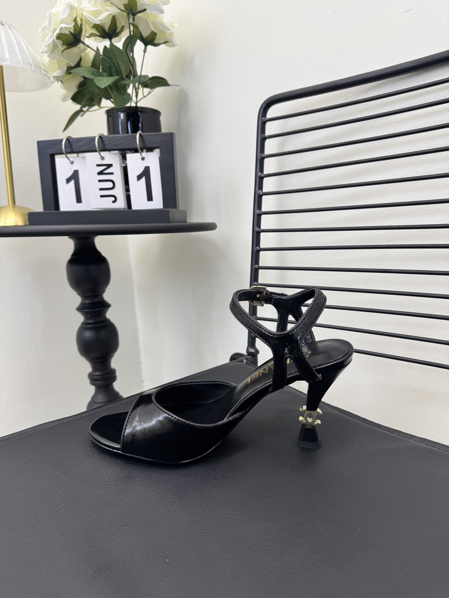 NO:759996,Size 35-39 (40 41 custom-made (*Xiang Nai Nai’s most popular sandals in early autumn. The counters are crazy. The pictures are popular on major social platforms. This issue’s catwalk style is absolutely too handsome. It is definitely the most popular style this season. The fairies at the counter are really knowledgeable. They don’t get stuck or rub your feet. The texture is very soft and comfortable on the feet. Classic black and white, super versatile. 1 Fabric: Sheepskin 2 Lining: Environmentally friendly mixed sheepskin  3 outsole: genuine leather, high heels sandals, sandals, high heels, sheepskin19860909码数35-39（40 41定做( *香奶奶早秋最爆凉鞋 专柜简直疯抢了,各大社交平台热门晒图,这期的走秀款绝对太帅了,绝对是这一季最热门的款式,专柜仙女们真的太识货了,不卡脚也不会磨脚,质感上脚是非常柔软舒服的.经典的黑白配,超级百搭. 1面料:羊皮 2内里:环保混种羊皮 3大底:真皮,高跟鞋凉鞋,sandals,high heels,sheepskin,Women's Shoes