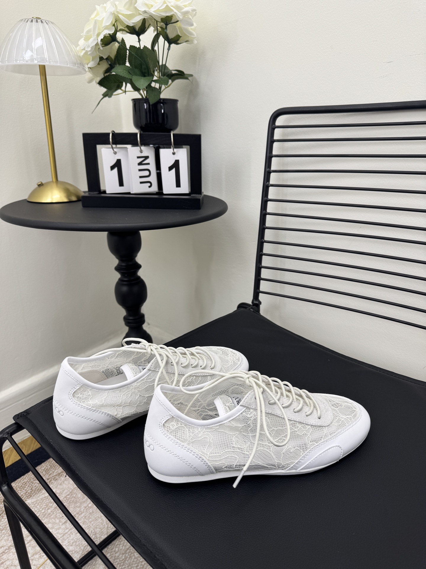 Женские белые кроссовки с кружевом и кожей Jimmy Choo