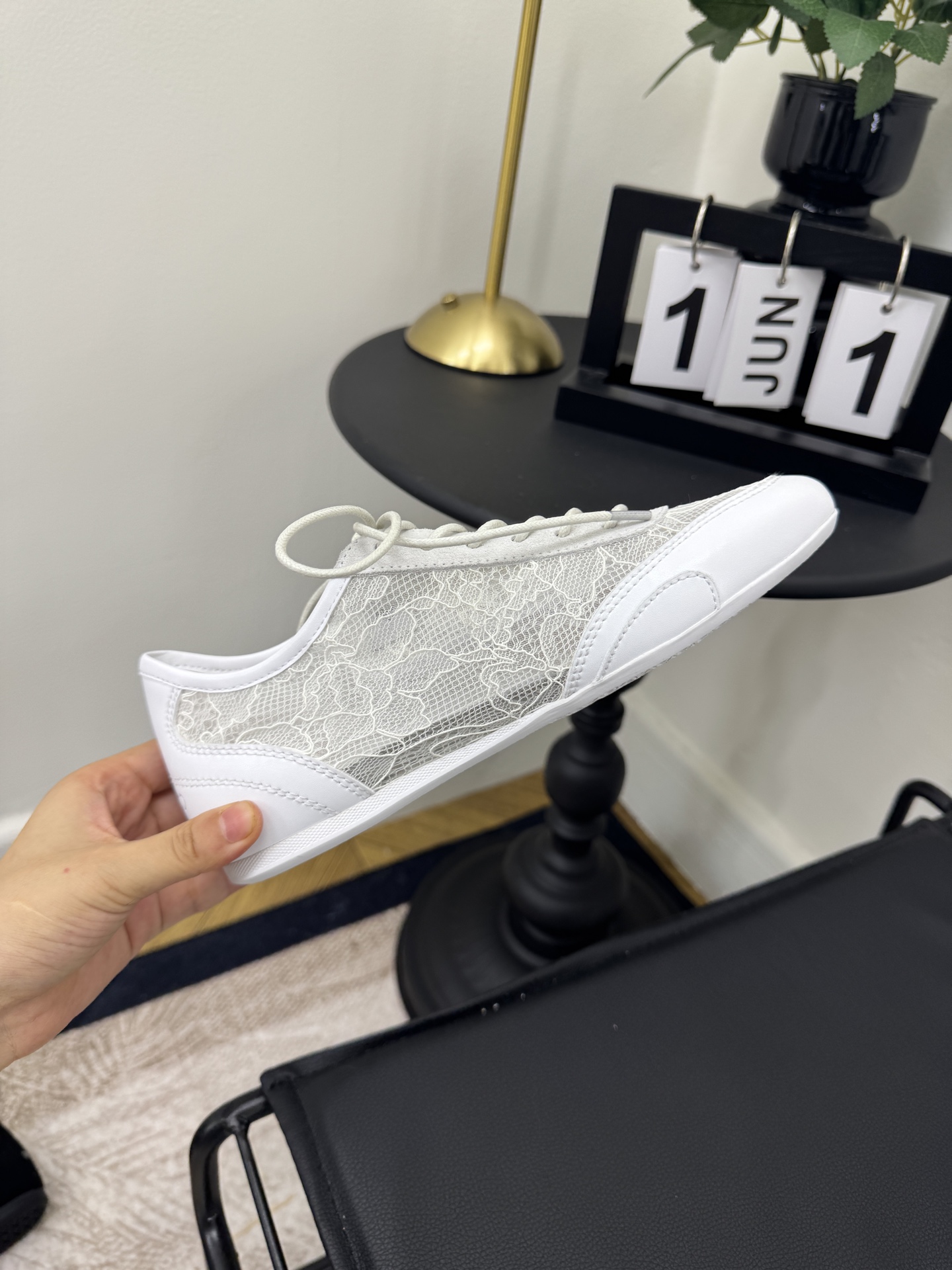 Женские белые кроссовки с кружевом и кожей Jimmy Choo
