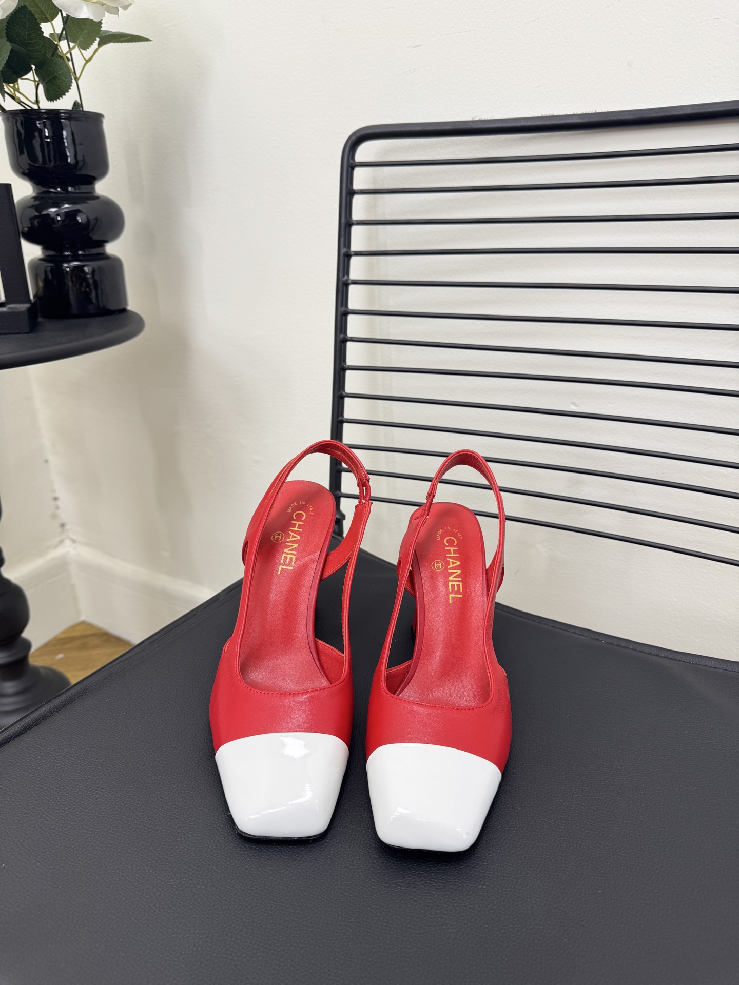 NO:789116,size35-39 (customized 40/41) CHANE*｜Grandma Xiaoxiang’s new bag-toe high-heeled autumn shoes Unlock the code of beach fashion on a vacation where the sun and the beach intersect!  This pair of sandals has become the most eye-catching presence on the seaside. It is inspired by the elegant lines of the Grand Palais in Paris. The thick-soled design not only brings visual shock, but also makes you instantly aura at 2.8 meters and easily becomes the focus of the crowd. The iconic double C chain decoration on the upper, the metallic luster shines in the sun, exuding the exquisiteness and luxury unique to Chanel. The 6.5cm thick-soled design is a blessing for small people. It can not only increase your height quietly but also cleverly lengthen your leg lines.  Make your figure more upright and graceful. Whether it is paired with a simple white beach skirt or a personalized colorful bikini and shorts, it can be perfectly matched and easily enhance the fashion style of the overall outfit. Go to the beach, embrace freedom and romance, and be the most fashionable holiday traveler!  The fabric is made of original customized leather. The inner pads are all sheepskin. The original Italian leather outsole 378, high heels and sandals, chanel, chanel, sandals, high heels, skirts, shorts, sheepskin, Leather soles, bikinis19860909size35-39（40/41定制） CHANE*｜小香奶奶新品包头高跟秋鞋 在阳光与沙滩交织的度假 解锁海滨时髦密码！这双凉鞋成为了海边最吸睛的存在. 它以巴黎大皇宫的优雅线条为灵感 厚底设计不仅带来视觉上的震撼 还让你瞬间气场两米八 轻松成为人群焦点. 鞋面上标志性的双C链条装饰 金属光泽在阳光下闪烁 散发着独属于香奈儿的精致与奢华 . 6.5cm的厚底设计堪称小个子的福音 不仅能悄悄增高 还巧妙地拉长腿部线条 让你的身姿更加挺拔优美. 无论是搭配简约的白色沙滩裙 还是个性的彩色比基尼与短裤 都能完美适配 轻松提升整体穿搭的时尚格调 . 奔赴海边 拥抱自由与浪漫 做最时髦的度假旅人 ！ 面料采用原版定制皮料 内里垫脚均为羊皮 原版意大利真皮大底378,高跟鞋凉鞋,chanel,chanel,sandals,high heels,skirts,shorts,sheepskin,Leather soles,bikinis,Women's Shoes