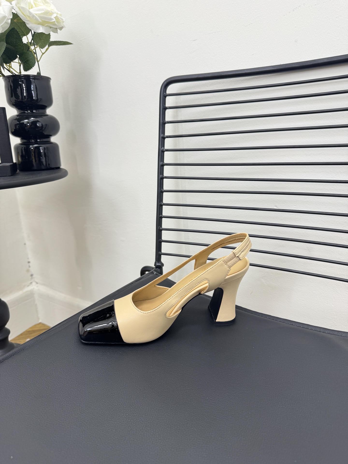 NO:789119,size35-39 (customized 40/41) CHANE*｜Grandma Xiaoxiang’s new bag-toe high-heeled autumn shoes Unlock the code of beach fashion on a vacation where the sun and the beach intersect!  This pair of sandals has become the most eye-catching presence on the seaside. It is inspired by the elegant lines of the Grand Palais in Paris. The thick-soled design not only brings visual shock, but also makes you instantly aura at 2.8 meters and easily becomes the focus of the crowd. The iconic double C chain decoration on the upper, the metallic luster shines in the sun, exuding the exquisiteness and luxury unique to Chanel. The 6.5cm thick-soled design is a blessing for small people. It can not only increase your height quietly but also cleverly lengthen your leg lines.  Make your figure more upright and graceful. Whether it is paired with a simple white beach skirt or a personalized colorful bikini and shorts, it can be perfectly matched and easily enhance the fashion style of the overall outfit. Go to the beach, embrace freedom and romance, and be the most fashionable holiday traveler!  The fabric is made of original customized leather. The inner pads are all sheepskin. The original Italian leather outsole 378, high heels and sandals, chanel, chanel, sandals, high heels, skirts, shorts, sheepskin, Leather soles, bikinis19860909size35-39（40/41定制） CHANE*｜小香奶奶新品包头高跟秋鞋 在阳光与沙滩交织的度假 解锁海滨时髦密码！这双凉鞋成为了海边最吸睛的存在. 它以巴黎大皇宫的优雅线条为灵感 厚底设计不仅带来视觉上的震撼 还让你瞬间气场两米八 轻松成为人群焦点. 鞋面上标志性的双C链条装饰 金属光泽在阳光下闪烁 散发着独属于香奈儿的精致与奢华 . 6.5cm的厚底设计堪称小个子的福音 不仅能悄悄增高 还巧妙地拉长腿部线条 让你的身姿更加挺拔优美. 无论是搭配简约的白色沙滩裙 还是个性的彩色比基尼与短裤 都能完美适配 轻松提升整体穿搭的时尚格调 . 奔赴海边 拥抱自由与浪漫 做最时髦的度假旅人 ！ 面料采用原版定制皮料 内里垫脚均为羊皮 原版意大利真皮大底378,高跟鞋凉鞋,chanel,chanel,sandals,high heels,skirts,shorts,sheepskin,Leather soles,bikinis,Women's Shoes