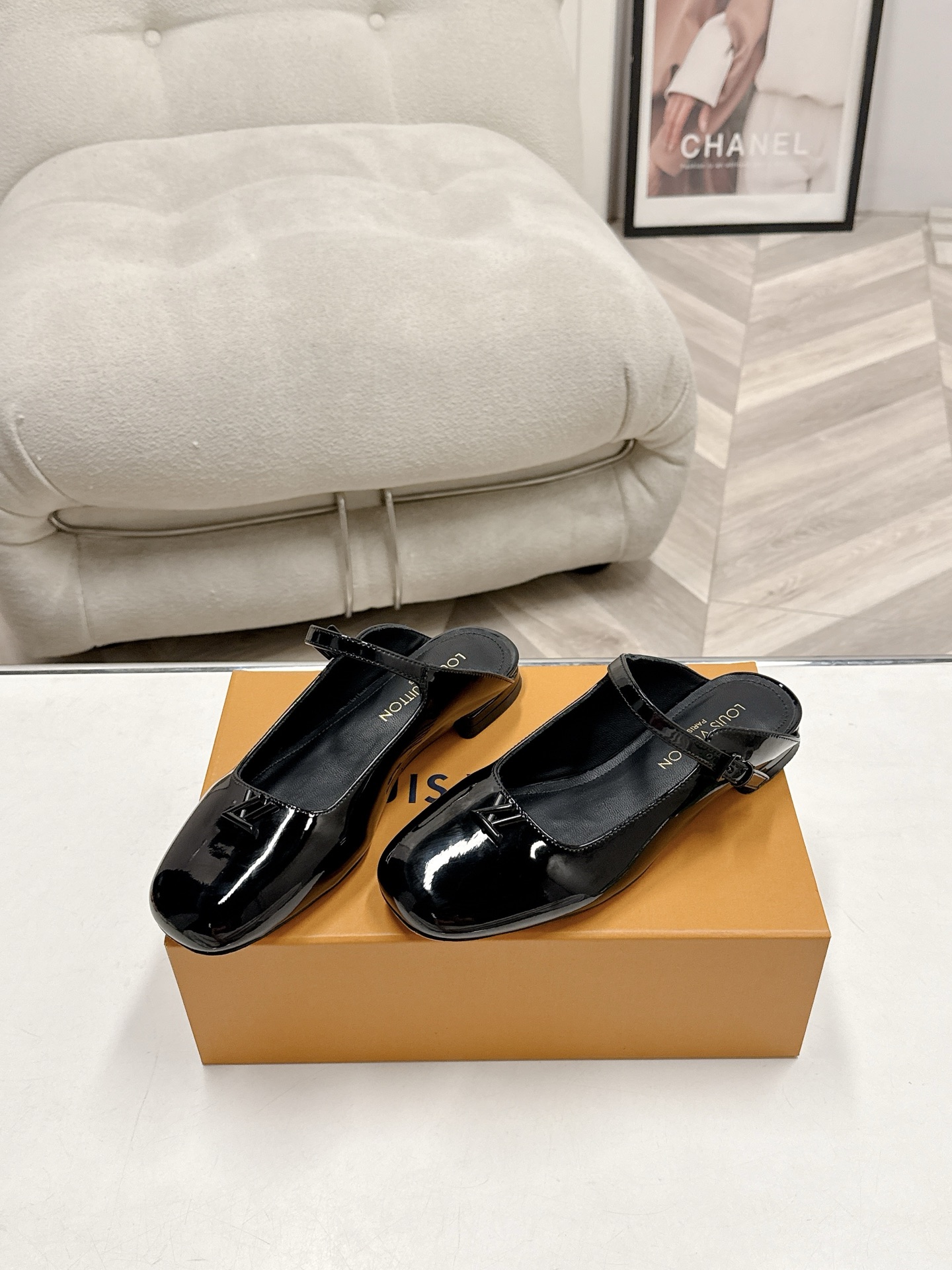 NO:818411,Size35-41 Louis Vuitton Louis Vuitton's latest toe-toe sandals. Many celebrity fashion bloggers planted grass. The original version was purchased and developed. The details are completely matched. The feet feel super comfortable, retro and fashionable. Unique design. The highly recognizable logo embellishment all highlights the brand tone. Original customized calfskin lining with mixed sheepskin. Original private model leather outsole, half drag, louis vuitton, louis  vuitton,sandals,cowhide,sheepskin,leather soles19860909Size35-41 Louis Vuitton 路易威登最新款 包头凉鞋 超多明星时尚博主种草 原版购入开发 细节完全对版 脚感超级舒服 复古又有时尚感.独特的设计 极具辨识度的logo点缀无不彰显品牌调性 原版定制小牛皮内里混种羊皮 原版私模真皮大底,半拖,louis vuitton,louis vuitton,sandals,cowhide,sheepskin,Leather soles,Women's Shoes