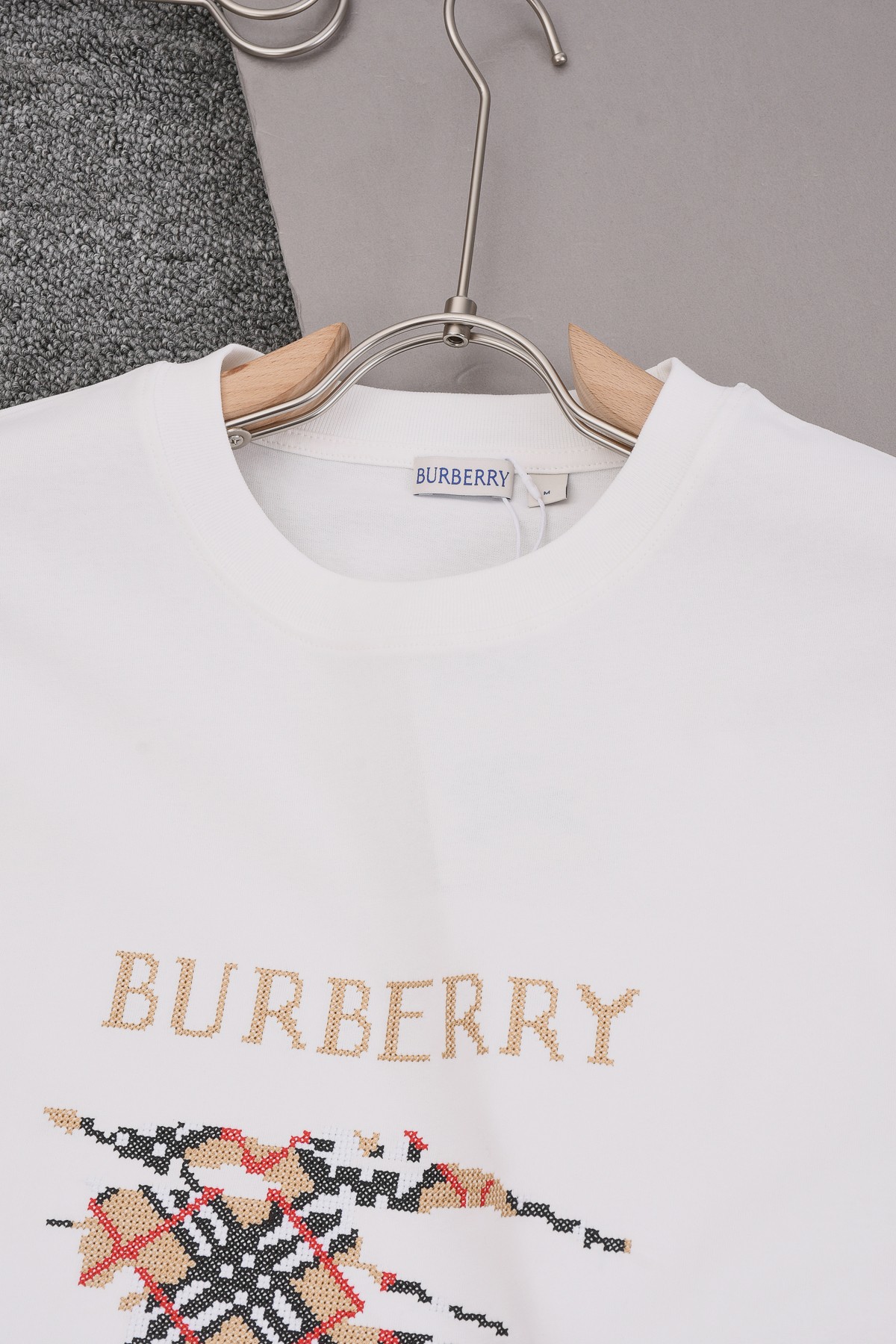 Burberry Crewneck Short Sleeve T-Shirt with Embroidered Horse Logo 2 a1746765705543 6113