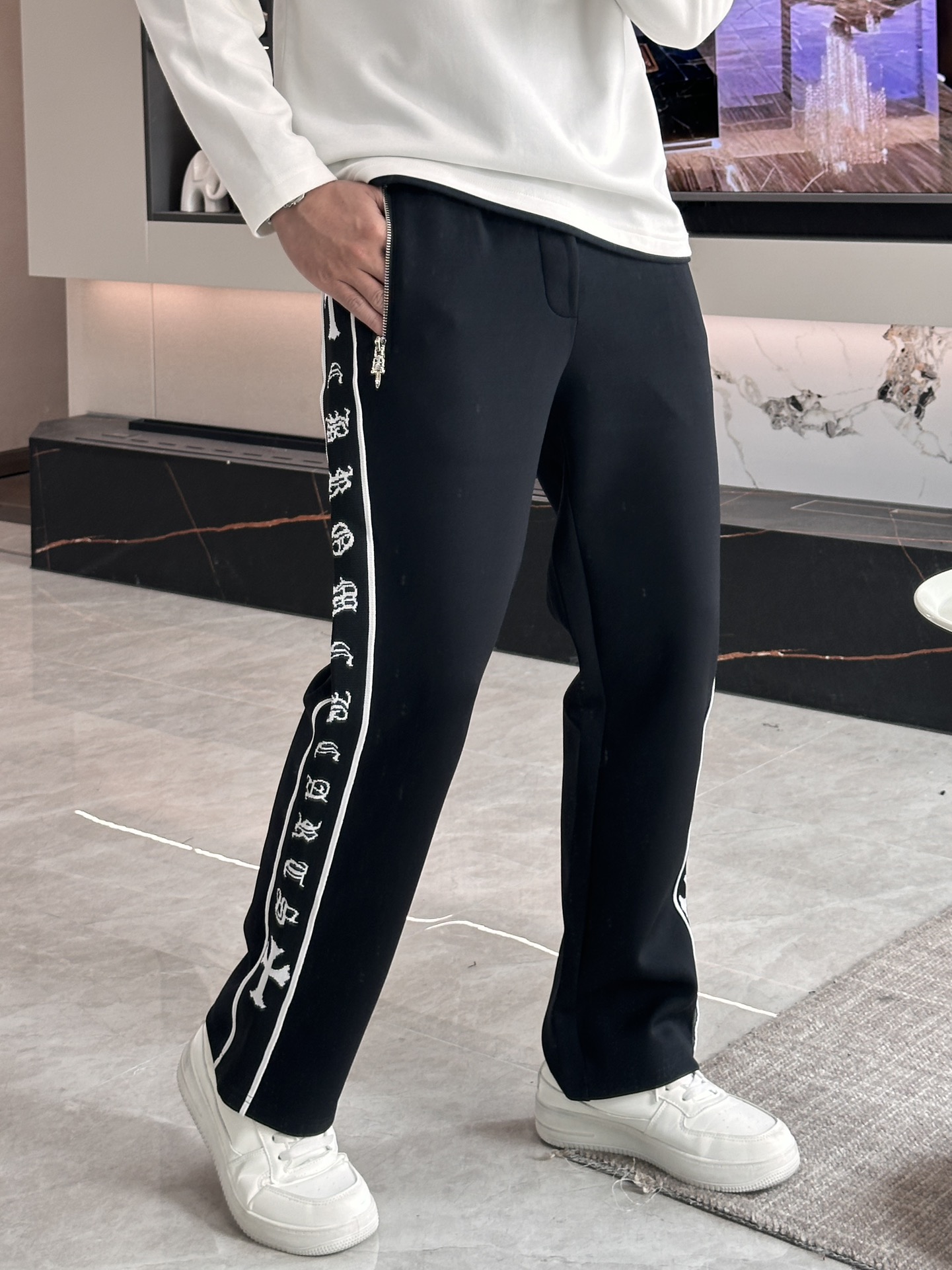 NO:657684,. Croixin’s latest casual pants for autumn and winter, a must-have for fashionistas. The shape is awesome, it can well repair various leg shapes, and it’s very personalized!  Soft and sweat-wicking, extremely comfortable. The waistband of the trouser legs is customized with elastic elastic bands and original accessories details. The upper body is sporty, casual and fashionable, a must-have for leisure and travel. Sizes m-xxxl,, chrome hearts, alexander wang19860909. 克罗心 秋冬最新休闲裤 潮人必备 版型超赞,能很好的修复各种腿型,非常个性！柔软排汗,舒适度极高.裤腿腰部订制松紧橡筋、原版辅料细节.上身运动休闲时尚,出街休闲、外出旅游必备. 尺码m-xxxl,,chrome hearts,alexander wang,Men's clothing