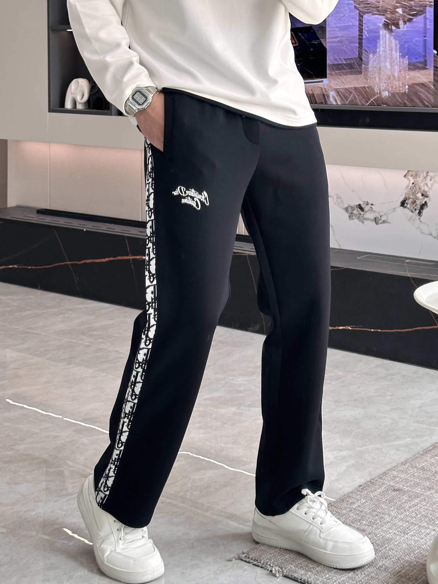 NO:657732,. Dior's latest casual pants for autumn and winter are a must-have for fashionistas. They have a great shape and can be used to repair various leg shapes. They are very personalized!  Soft and sweat-wicking, extremely comfortable. The waistband of the trouser legs is customized with elastic elastic bands and original accessories details. The upper body is sporty, casual and fashionable, a must-have for leisure and travel. Sizes m-xxxl, dior, alexander wang19860909. Dior 秋冬最新休闲裤 潮人必备 版型超赞,能很好的修复各种腿型,非常个性！柔软排汗,舒适度极高.裤腿腰部订制松紧橡筋、原版辅料细节.上身运动休闲时尚,出街休闲、外出旅游必备. 尺码m-xxxl,,dior,alexander wang,Men's clothing