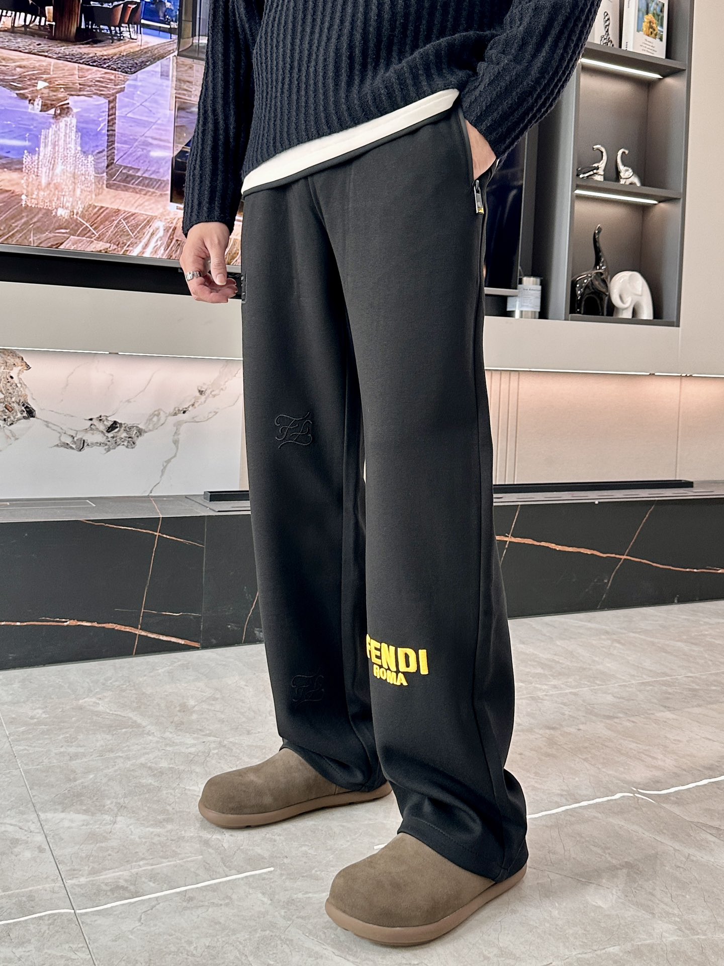 NO:733990,FD 2026 spring new casual pants!  On sale simultaneously on the official website. The brand's classic LOGO casual pants, customized fabrics, excellent comfort, strong touch. Highly recognizable, perfect appearance and craftsmanship. Sizes M-3XL,,19860909FD 2026春季新款休闲裤！官网同步发售.品牌经典LOGO休闲裤 ,定制面料,舒适度极好,手触感强烈.辨识度极高,完美品相工艺. 尺码M-3XL,,,Men's clothing