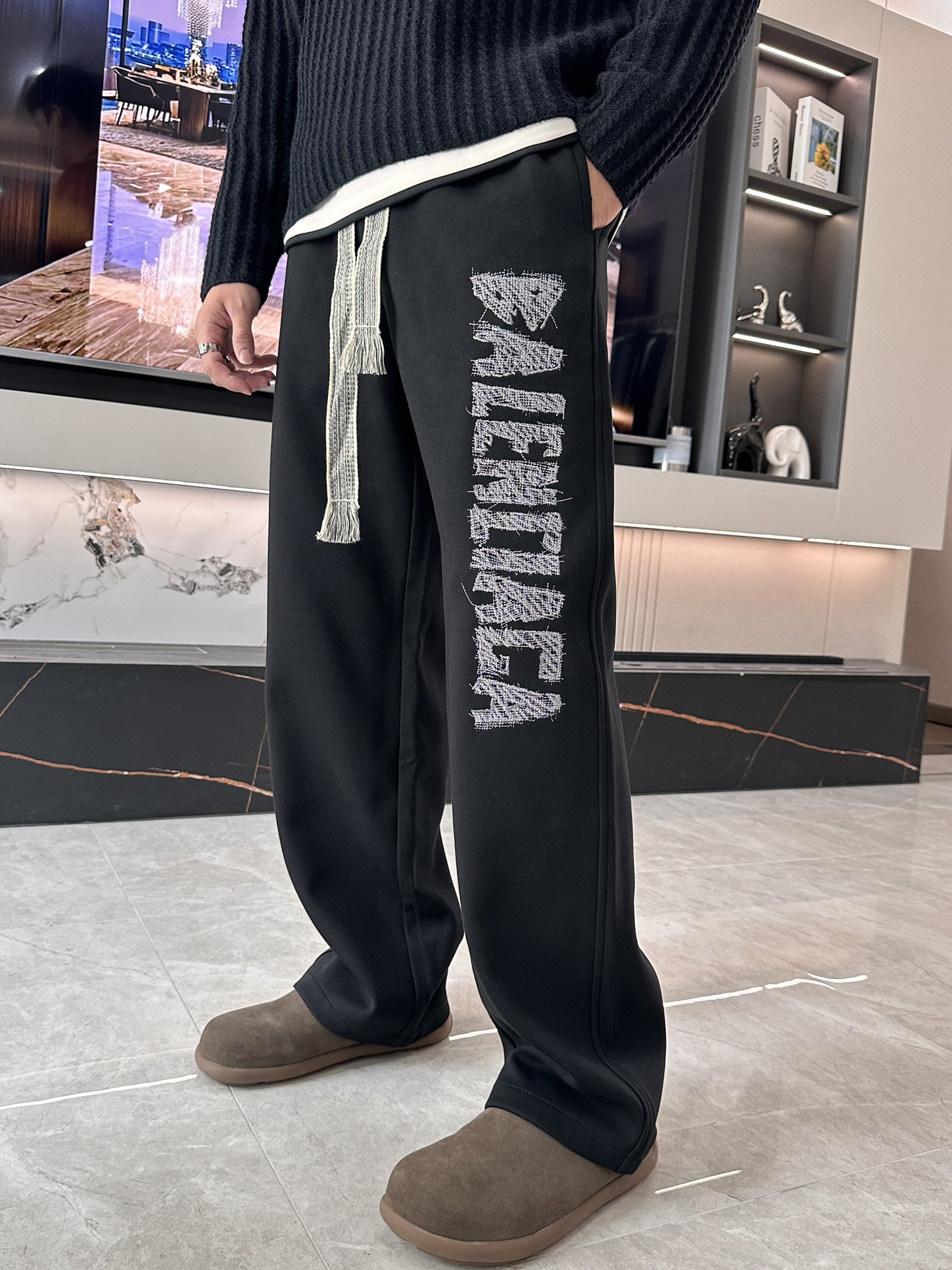 NO:733995,Balenciaga 2026 spring new casual pants!  On sale simultaneously on the official website. The brand's classic LOGO casual pants, customized fabrics, extremely comfortable, strong touch. Highly recognizable, perfect appearance and craftsmanship. Sizes M-3XL, balenciaga,19860909巴黎世家 2026春季新款休闲裤！官网同步发售.品牌经典LOGO休闲裤 ,定制面料,舒适度极好,手触感强烈.辨识度极高,完美品相工艺. 尺码M-3XL,,balenciaga,,Men's clothing