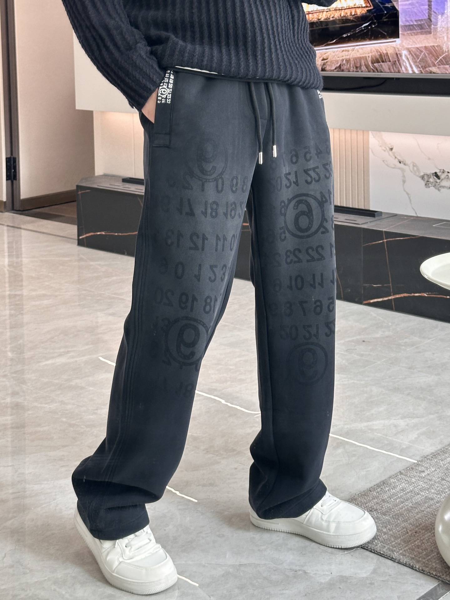 NO:734003,Margiela 2026 spring new casual pants!  On sale simultaneously on the official website. The brand's classic LOGO casual pants, customized fabrics, excellent comfort, strong touch. Highly recognizable, perfect appearance and craftsmanship. Sizes M-3XL, masion margiela,19860909马吉拉 2026春季新款休闲裤！官网同步发售.品牌经典LOGO休闲裤 ,定制面料,舒适度极好,手触感强烈.辨识度极高,完美品相工艺. 尺码M-3XL,,masion margiela,,Men's clothing